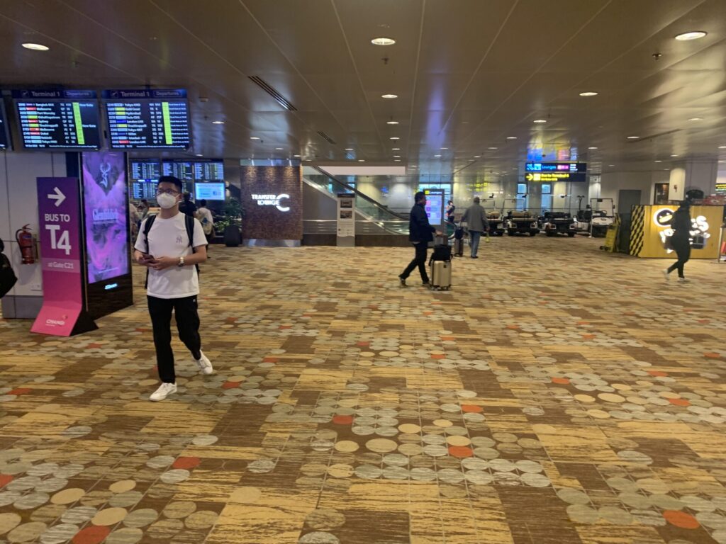 Flying Business reviews the Qatar Airways Lounge in Singapore's Changi Airport at Terminal 1.