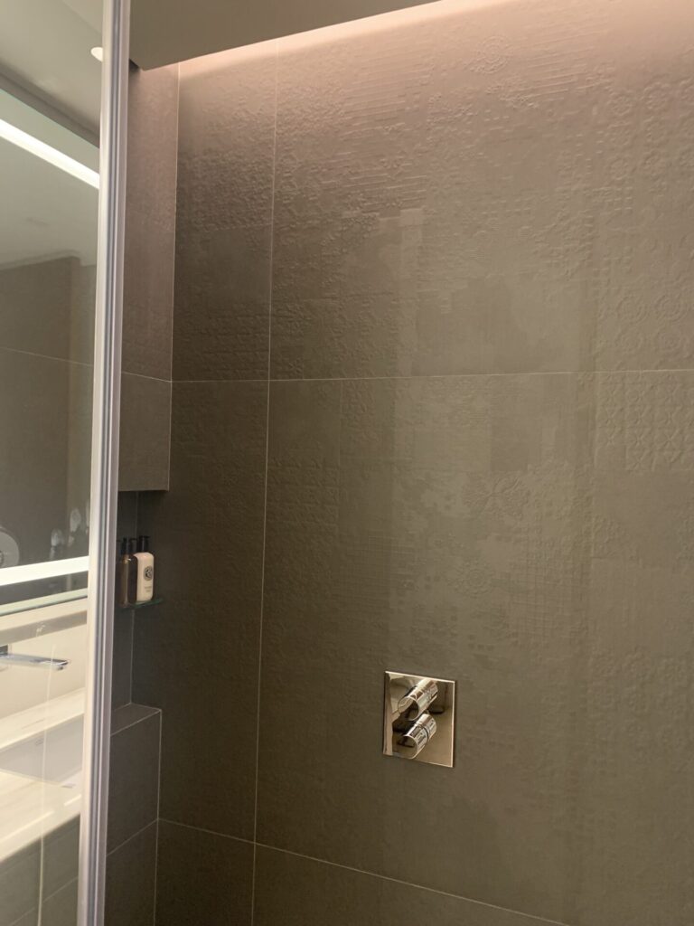 Flying Business reviews the Qatar Airways Lounge in Singapore's Changi Airport at Terminal 1.