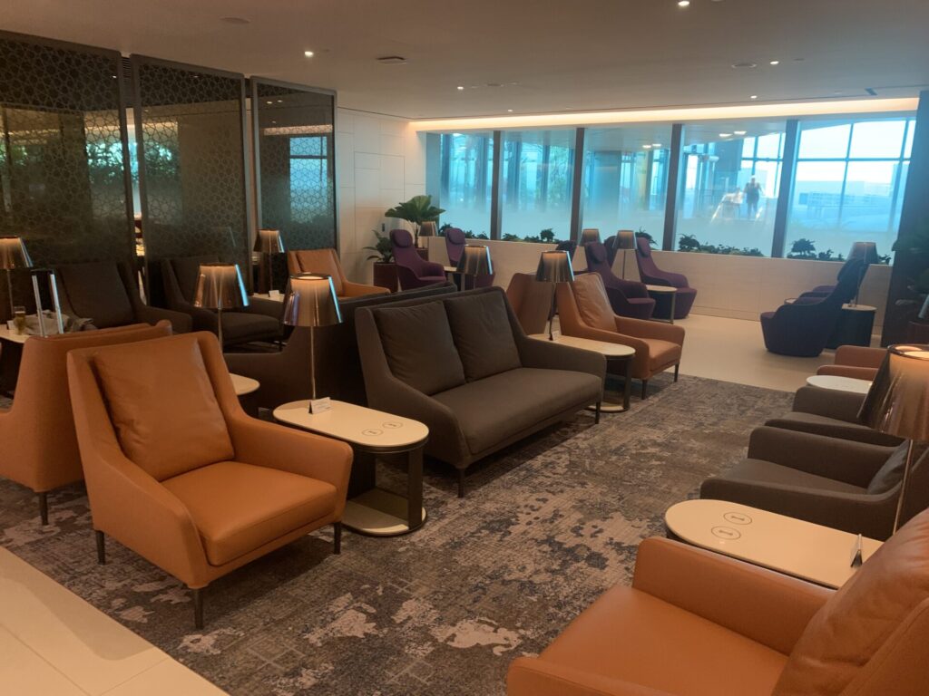 Flying Business reviews the Qatar Airways Lounge in Singapore's Changi Airport at Terminal 1.