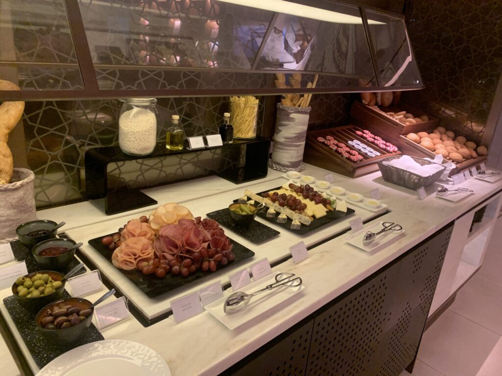 Flying Business reviews the Qatar Airways Lounge in Singapore's Changi Airport at Terminal 1.