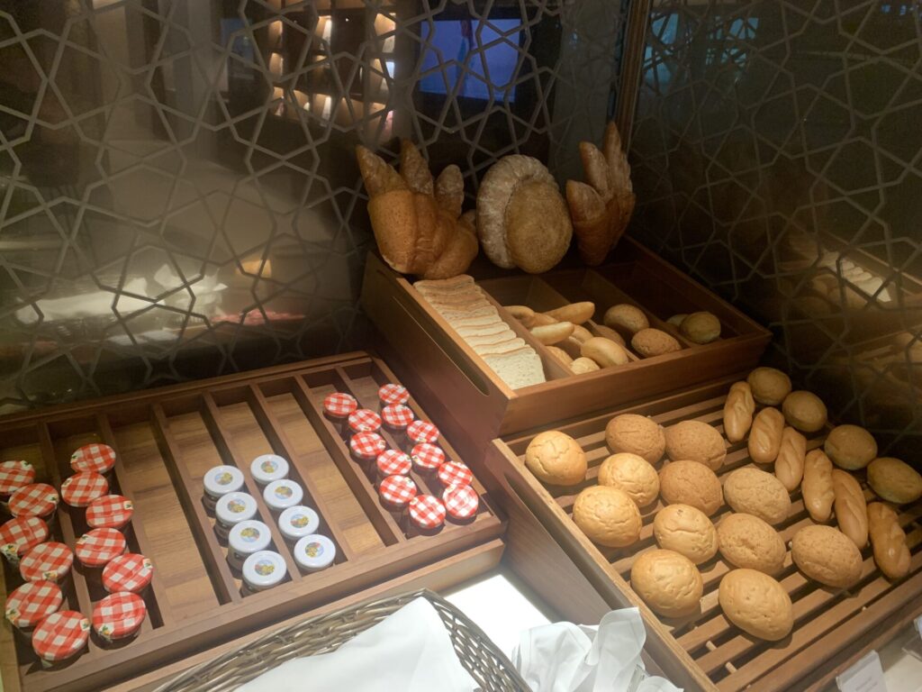 Flying Business reviews the Qatar Airways Lounge in Singapore's Changi Airport at Terminal 1.