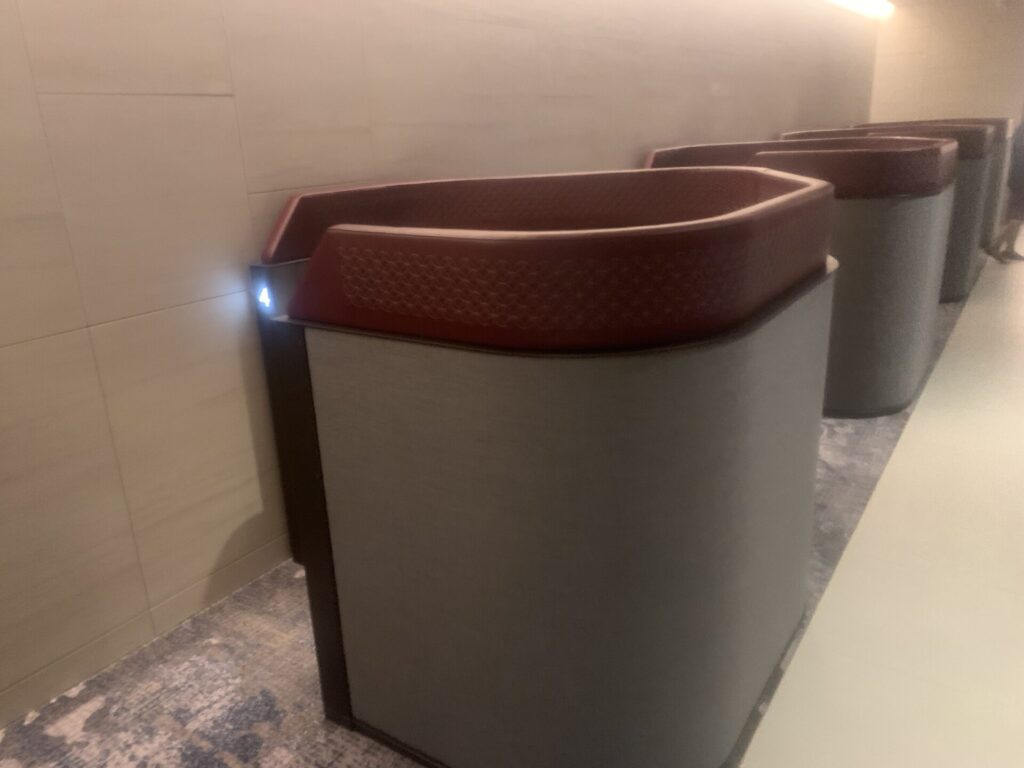 Flying Business reviews the Qatar Airways Lounge in Singapore's Changi Airport at Terminal 1.