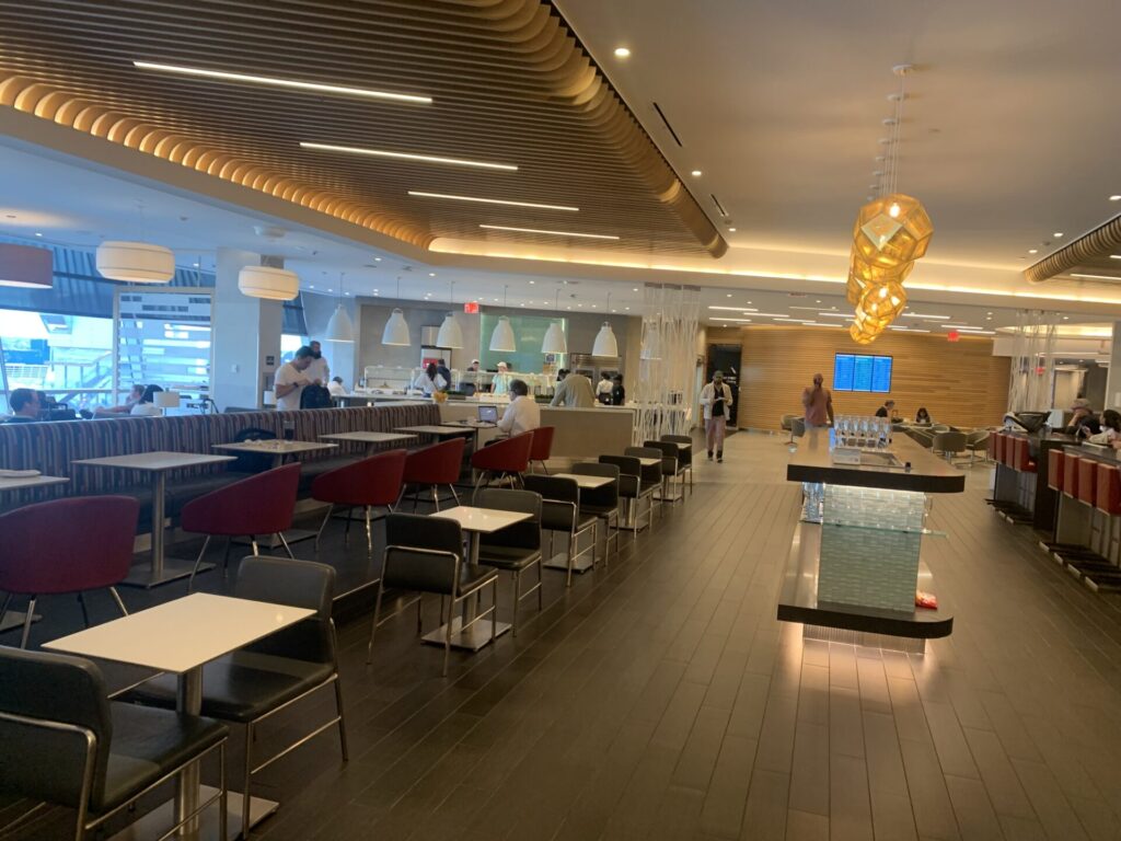 Flying Business reviews The Greenwich Lounge in JFK's Terminal 8 (New York), available to those traveling Business Class.