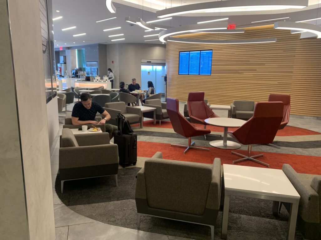 Flying Business reviews The Greenwich Lounge in JFK's Terminal 8 (New York), available to those traveling Business Class.