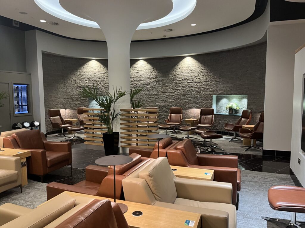 ✈️ Aer Lingus Lounge at Heathrow Terminal 2 – A hidden gem or just another airline lounge? 🛋️ With comfortable seating, a variety of food options, and a relaxed atmosphere, this lounge provides a solid pre-flight experience. 🍽️✨ While it may not be the most extravagant, it offers a decent place to unwind. Does it stand out, or is it just another stop? ✨