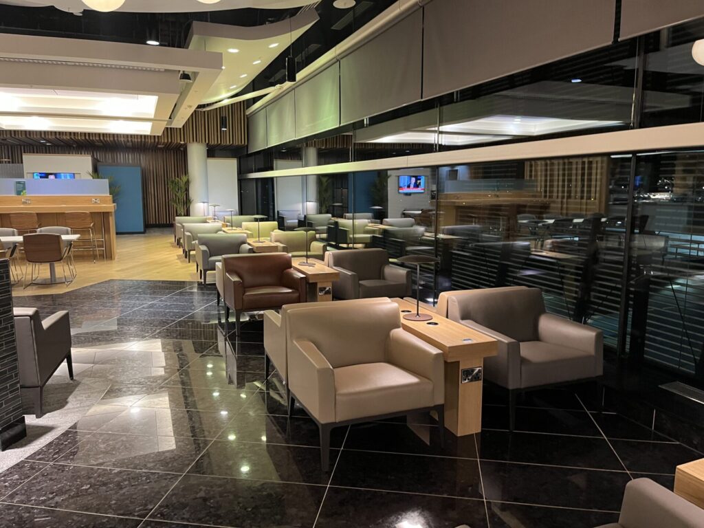 ✈️ Aer Lingus Lounge at Heathrow Terminal 2 – A hidden gem or just another airline lounge? 🛋️ With comfortable seating, a variety of food options, and a relaxed atmosphere, this lounge provides a solid pre-flight experience. 🍽️✨ While it may not be the most extravagant, it offers a decent place to unwind. Does it stand out, or is it just another stop? ✨