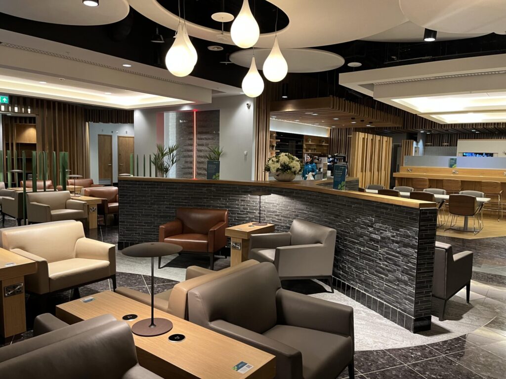 ✈️ Aer Lingus Lounge at Heathrow Terminal 2 – A hidden gem or just another airline lounge? 🛋️ With comfortable seating, a variety of food options, and a relaxed atmosphere, this lounge provides a solid pre-flight experience. 🍽️✨ While it may not be the most extravagant, it offers a decent place to unwind. Does it stand out, or is it just another stop? ✨