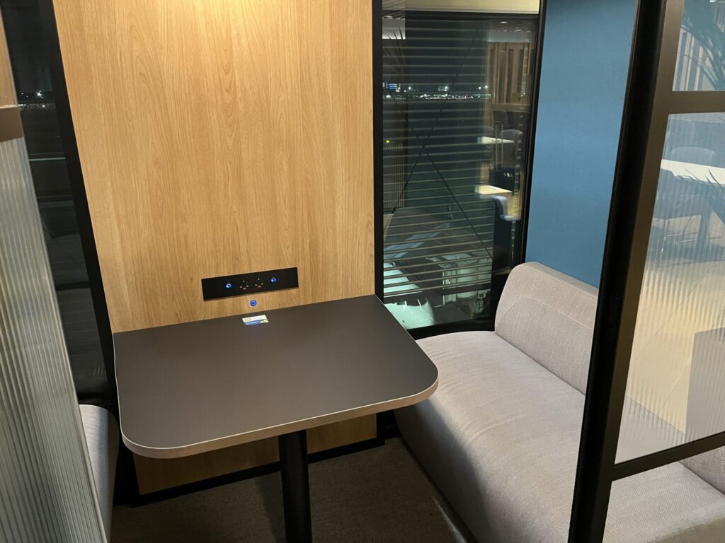 ✈️ Aer Lingus Lounge at Heathrow Terminal 2 – A hidden gem or just another airline lounge? 🛋️ With comfortable seating, a variety of food options, and a relaxed atmosphere, this lounge provides a solid pre-flight experience. 🍽️✨ While it may not be the most extravagant, it offers a decent place to unwind. Does it stand out, or is it just another stop? ✨