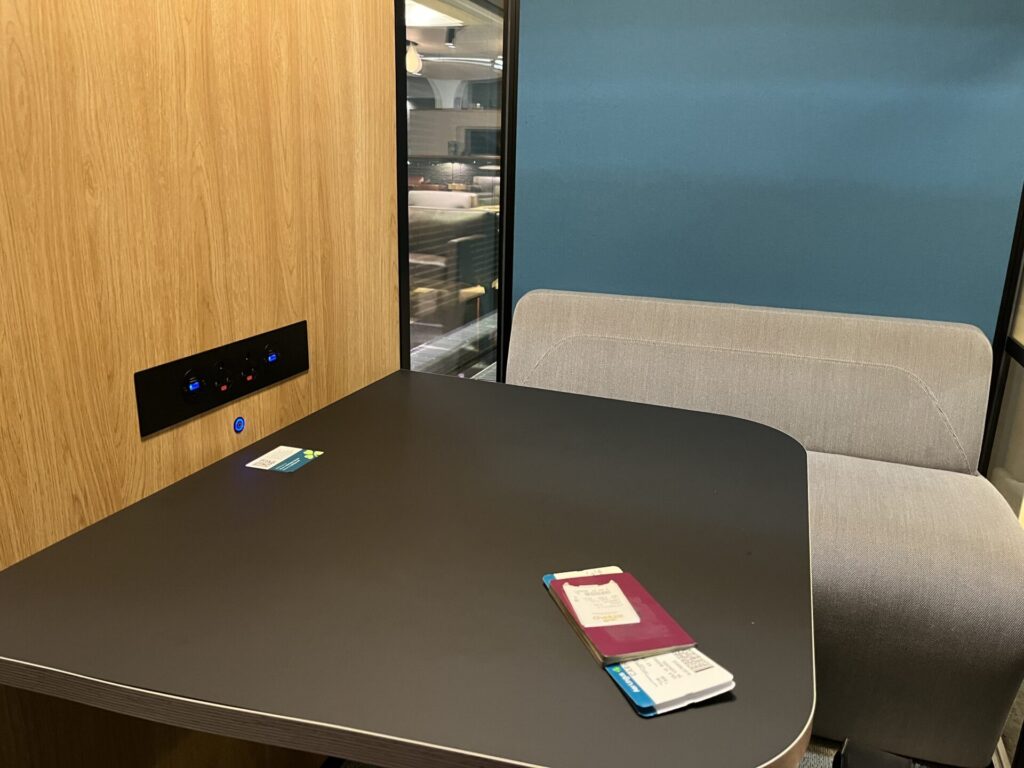 ✈️ Aer Lingus Lounge at Heathrow Terminal 2 – A hidden gem or just another airline lounge? 🛋️ With comfortable seating, a variety of food options, and a relaxed atmosphere, this lounge provides a solid pre-flight experience. 🍽️✨ While it may not be the most extravagant, it offers a decent place to unwind. Does it stand out, or is it just another stop? ✨