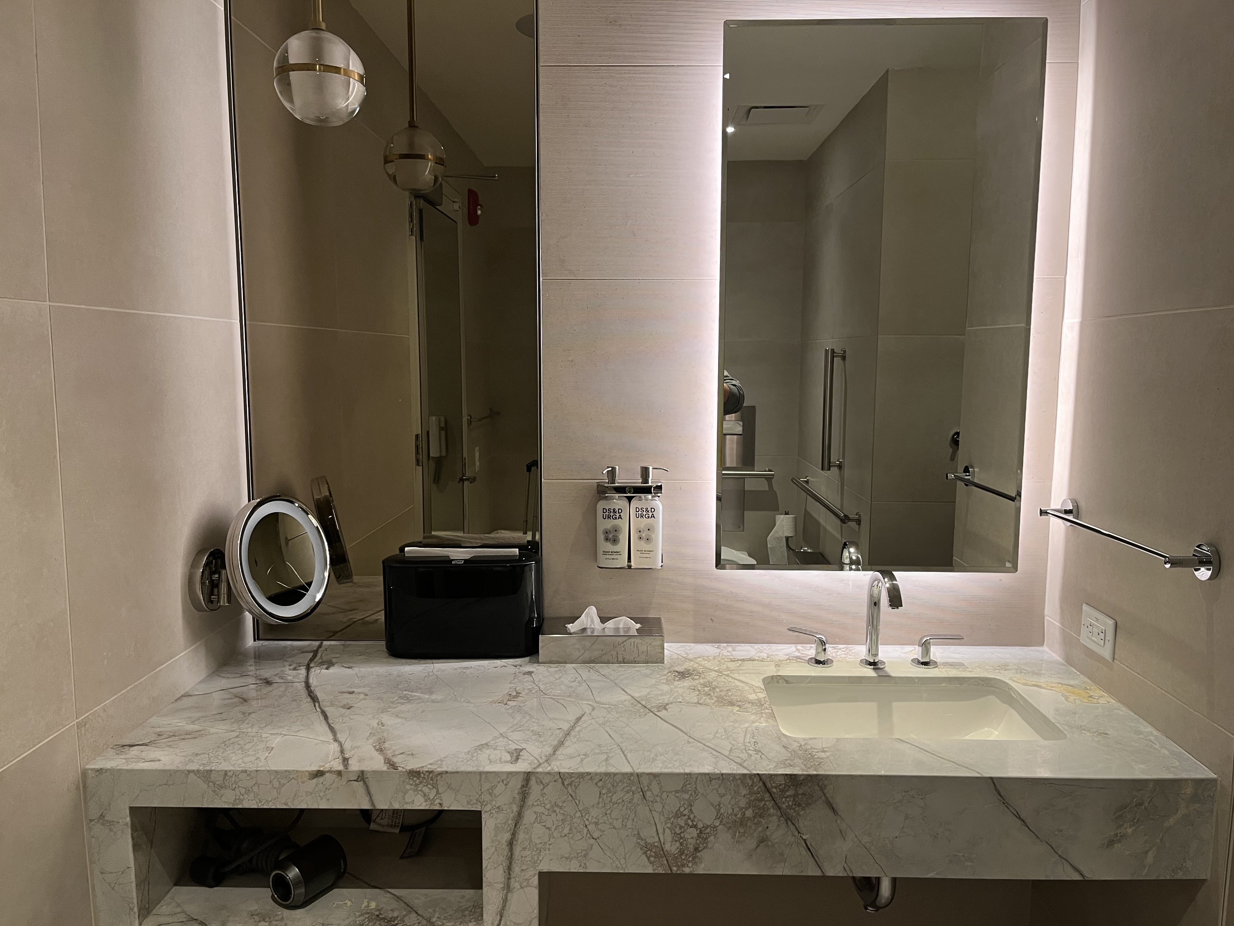 Neil Scrivener reviews the American Airlines/British Airways Soho Lounge in JFK's Terminal 8 - New York John F Kennedy Airport.