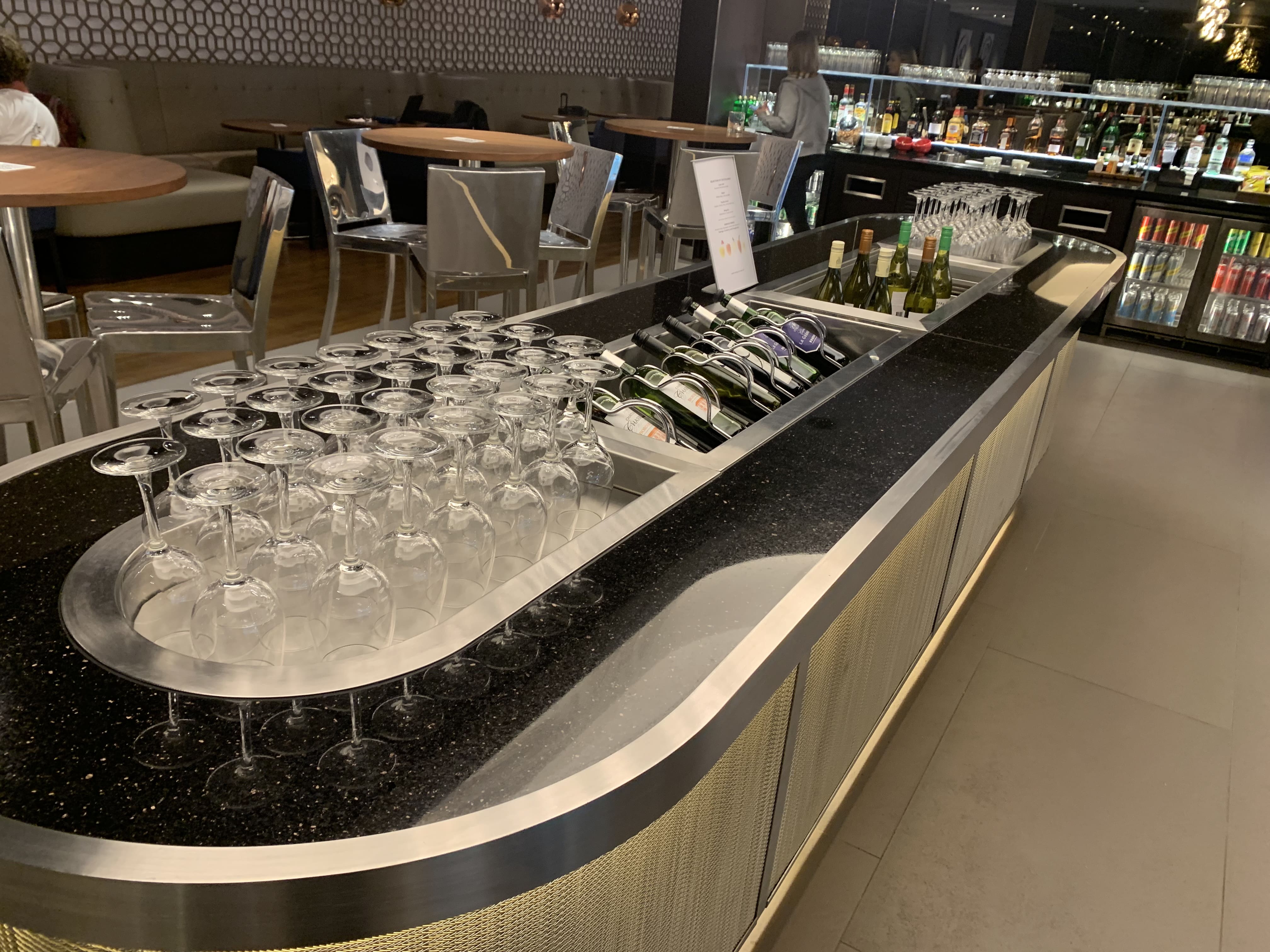 Flying Business reviews the British Airways Lounge in Terminal 1 of Singapore's Changi Airport. 