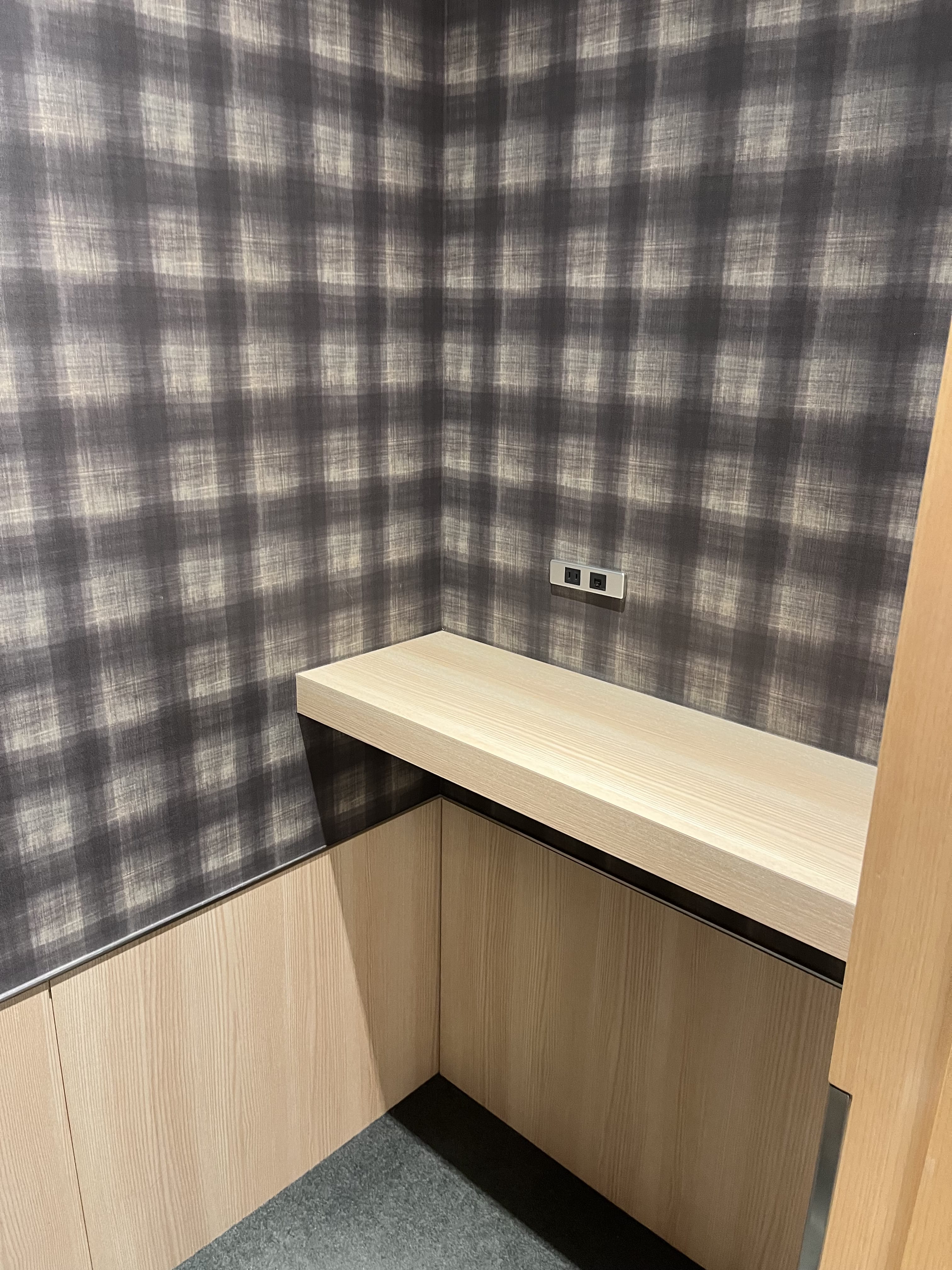 Neil Scrivener reviews the JAL Sakura Sky View Lounge (Business Class) in Terminal 3 of Tokyo's Haneda Airport, also available to OneWorld members.