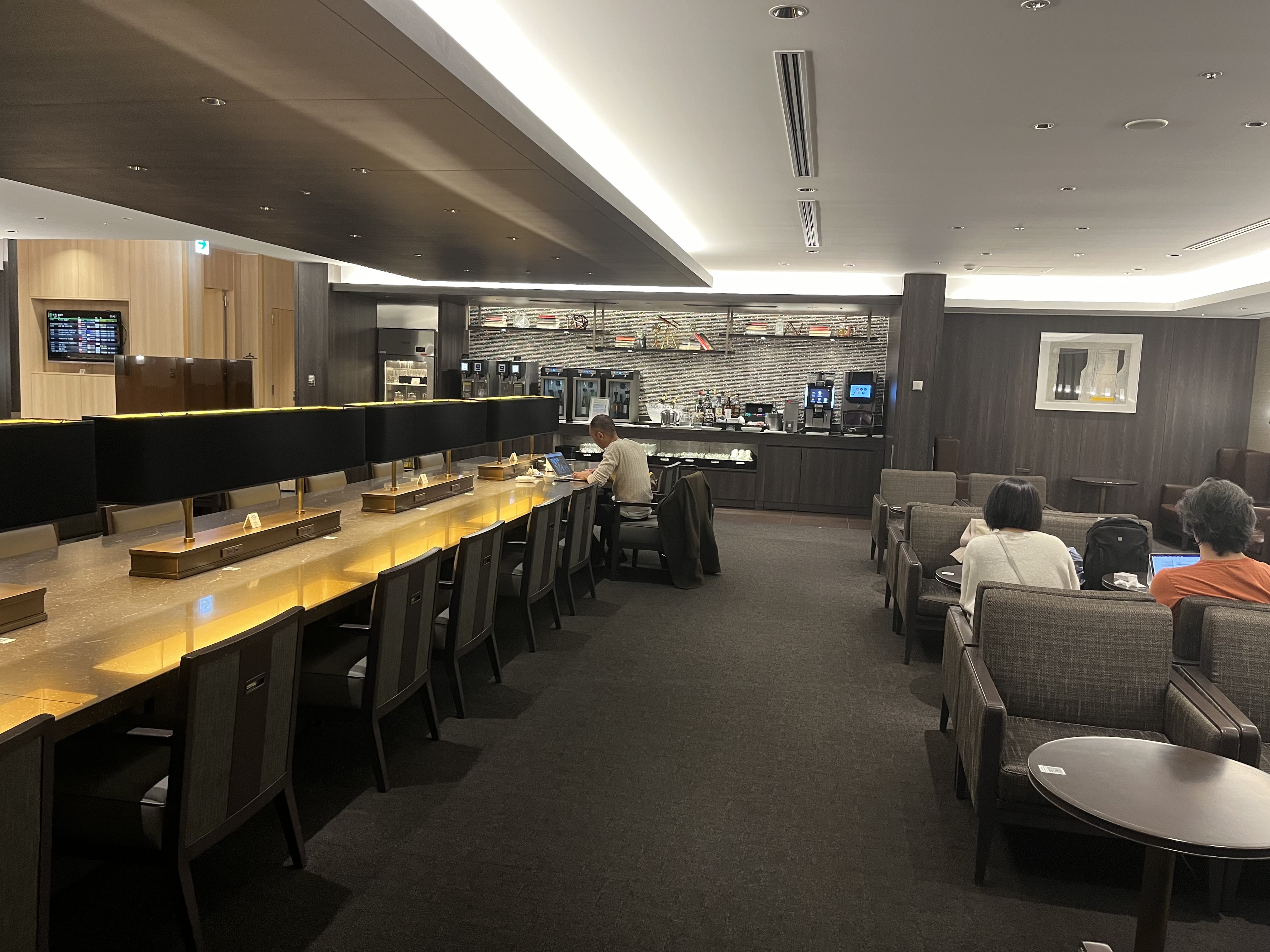 Neil Scrivener reviews the JAL Sakura Sky View Lounge (Business Class) in Terminal 3 of Tokyo's Haneda Airport, also available to OneWorld members.