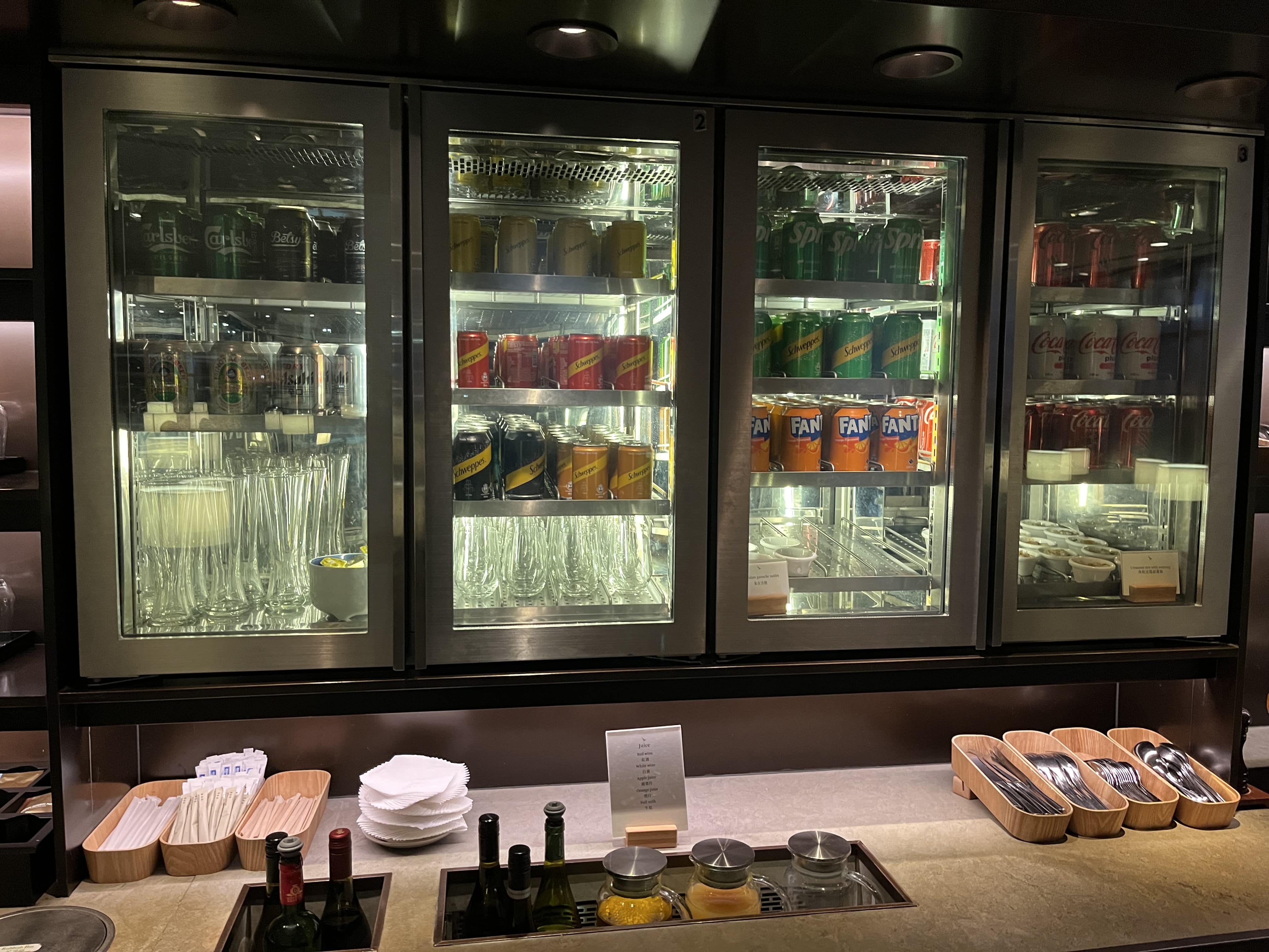 Neil Scrivener reviews Cathay Pacific's The Deck, in Hong Kong's International Airport (HKG).