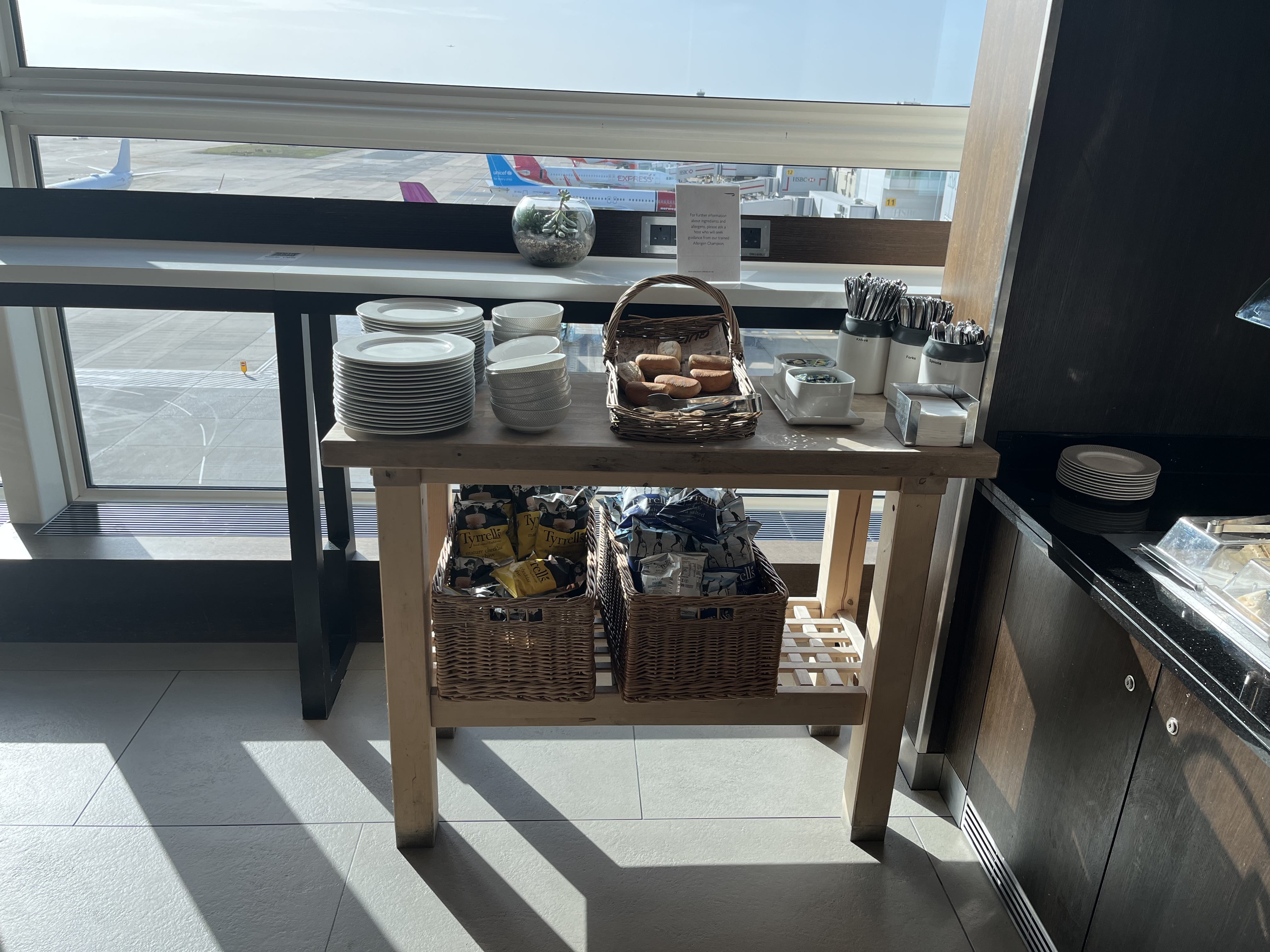 Neil Scrivener reviews the British Airways First and Business Class at Gatwick Airport's South Terminal - available to Club World and OneWorld passengers.