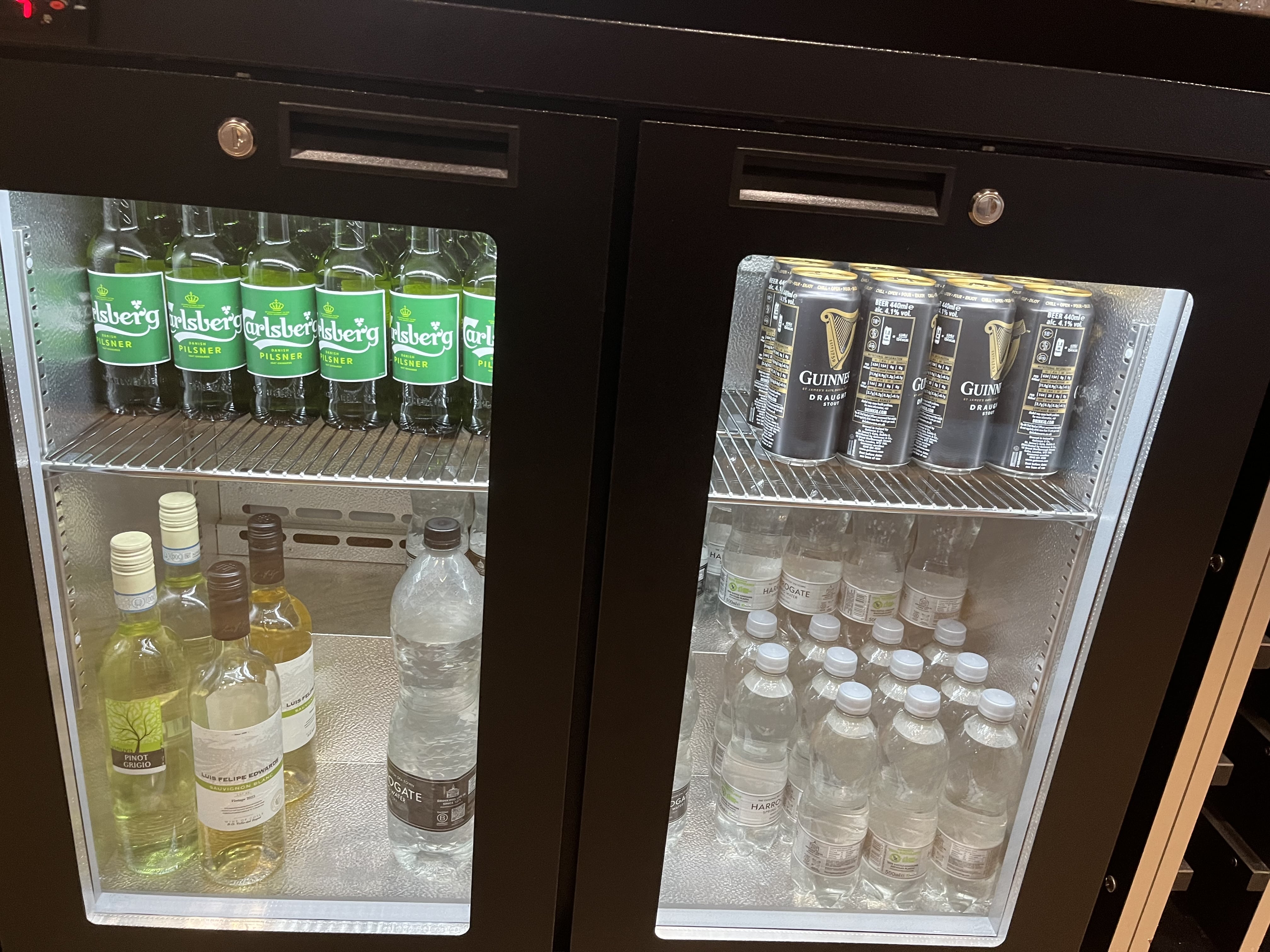 ✈️ Aer Lingus Lounge at Heathrow Terminal 2 – A hidden gem or just another airline lounge? 🛋️ With comfortable seating, a variety of food options, and a relaxed atmosphere, this lounge provides a solid pre-flight experience. 🍽️✨ While it may not be the most extravagant, it offers a decent place to unwind. Does it stand out, or is it just another stop? ✨