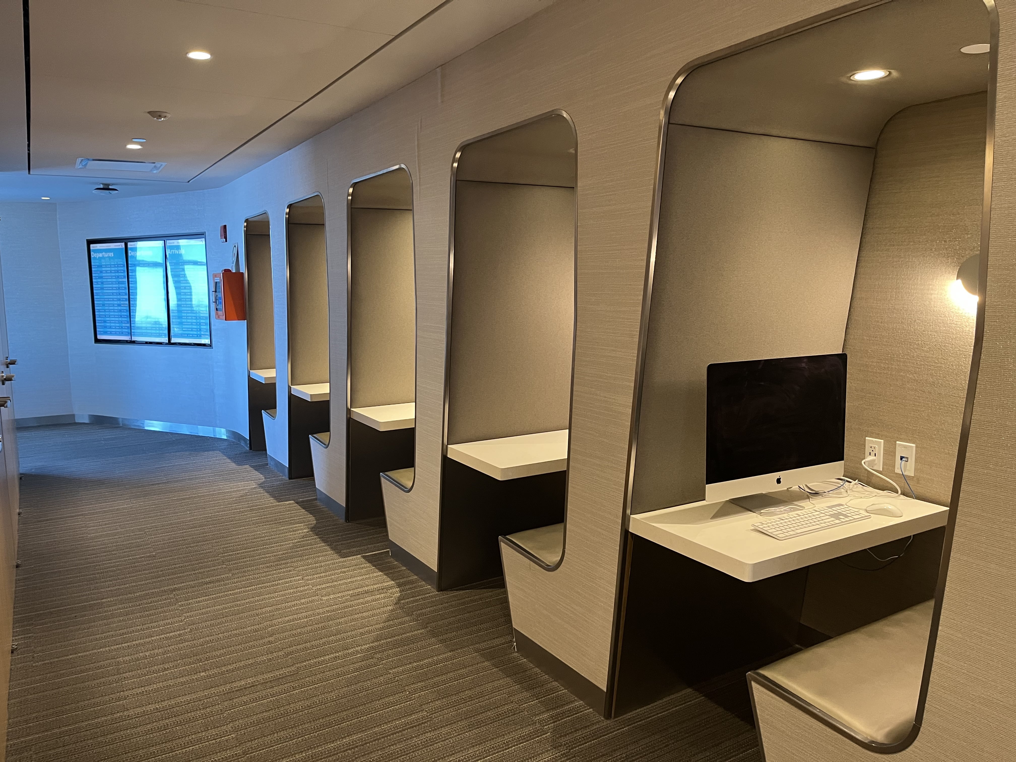 Neil Scrivener reviews The Greenwich Lounge in JFK's Terminal 8 (New York), available to those traveling Business Class.