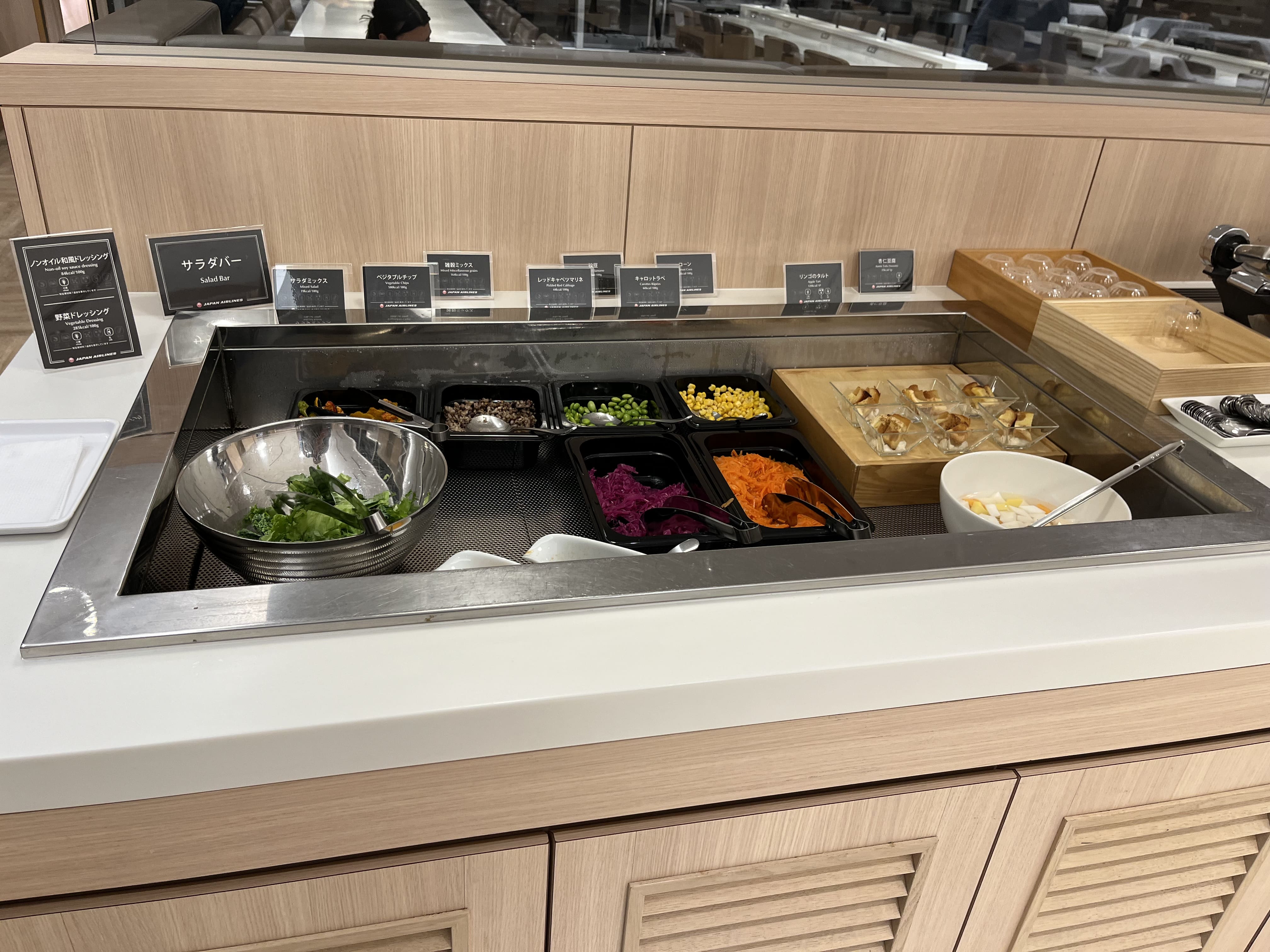 Neil Scrivener reviews the JAL Sakura Sky View Lounge (Business Class) in Terminal 3 of Tokyo's Haneda Airport, also available to OneWorld members.