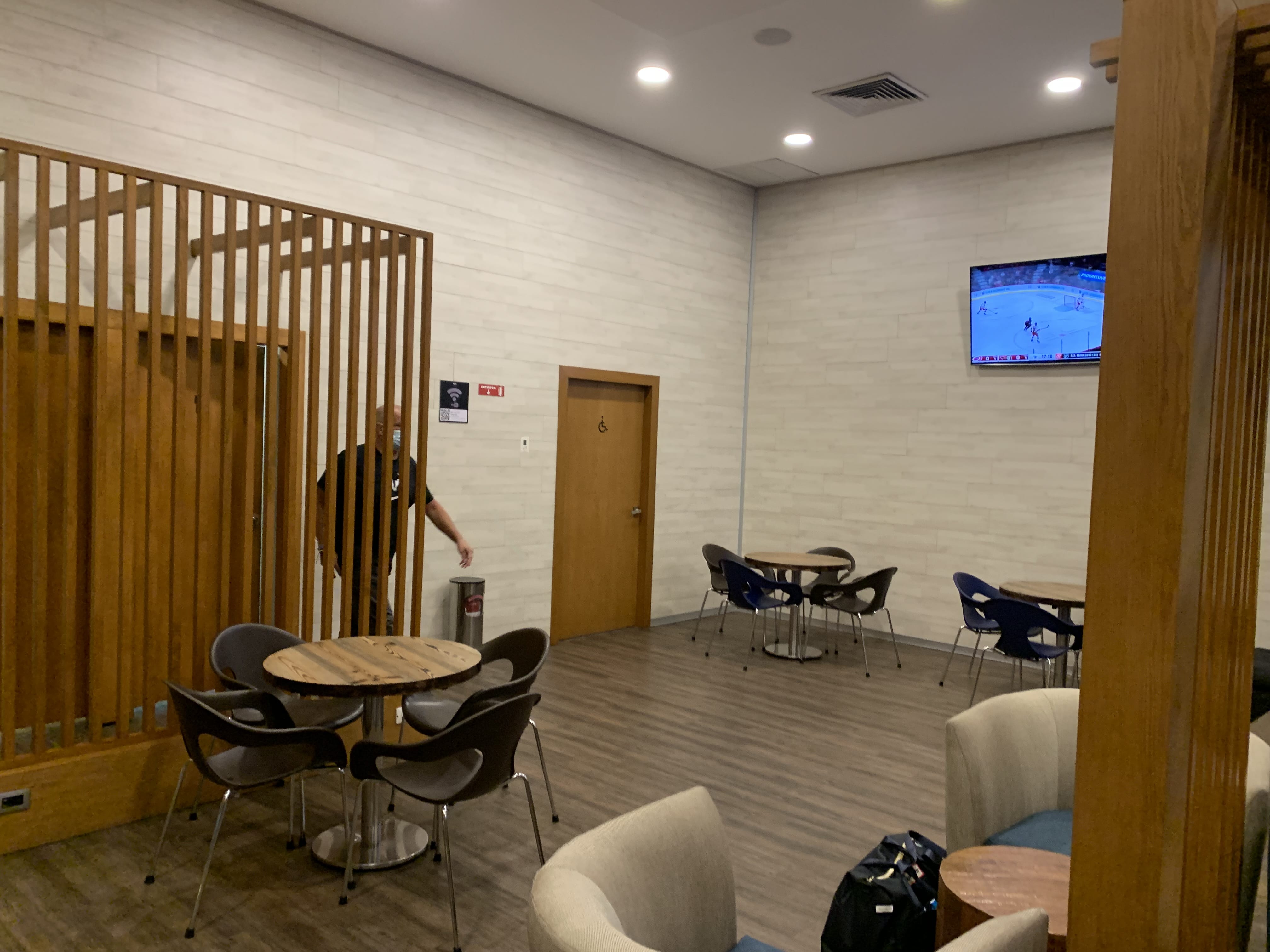 Neil Scrivener reviews the Mera VIP Lounge and Plaza Premium Lounge in Cancun International Airport in Mexico.