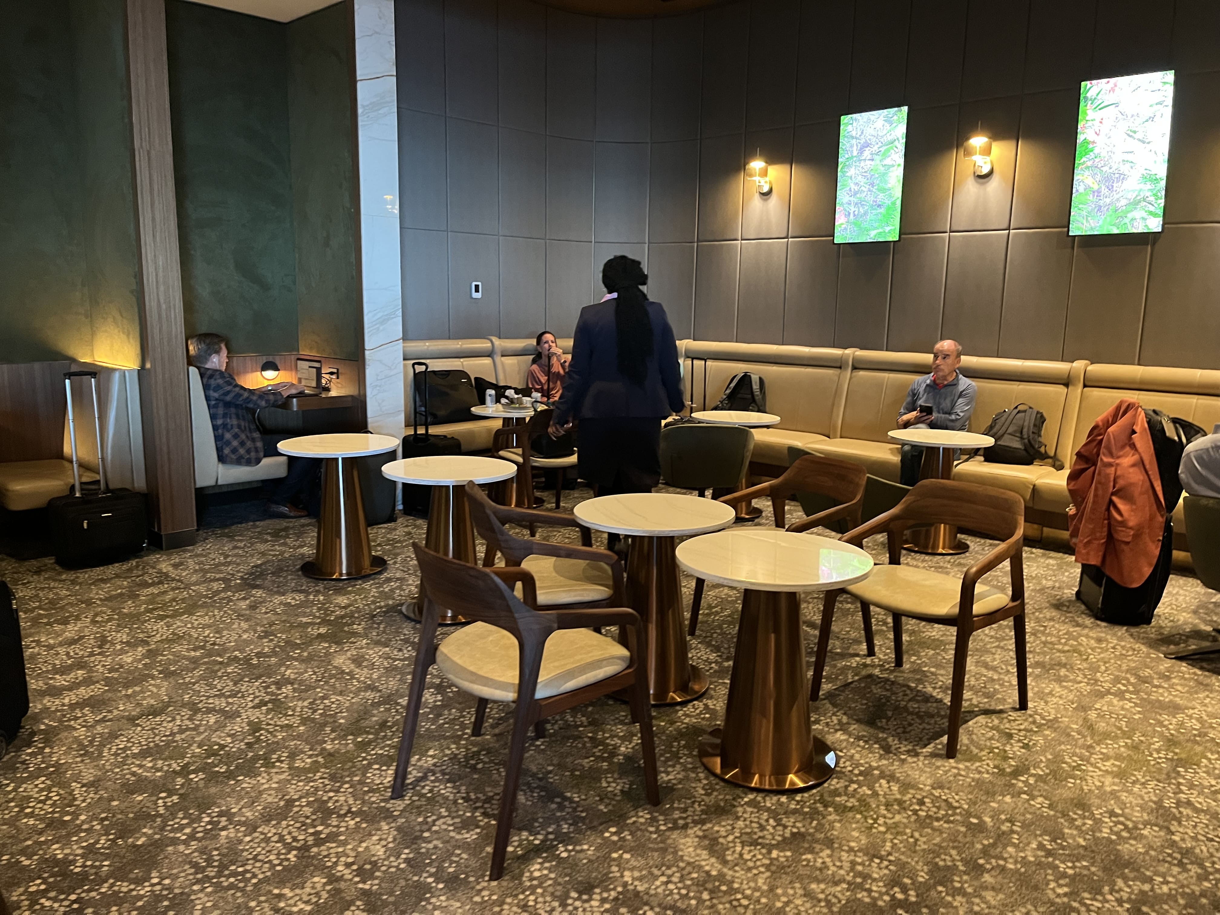 Neil Scrivener reviews the American Airlines/British Airways Soho Lounge in JFK's Terminal 8 - New York John F Kennedy Airport.