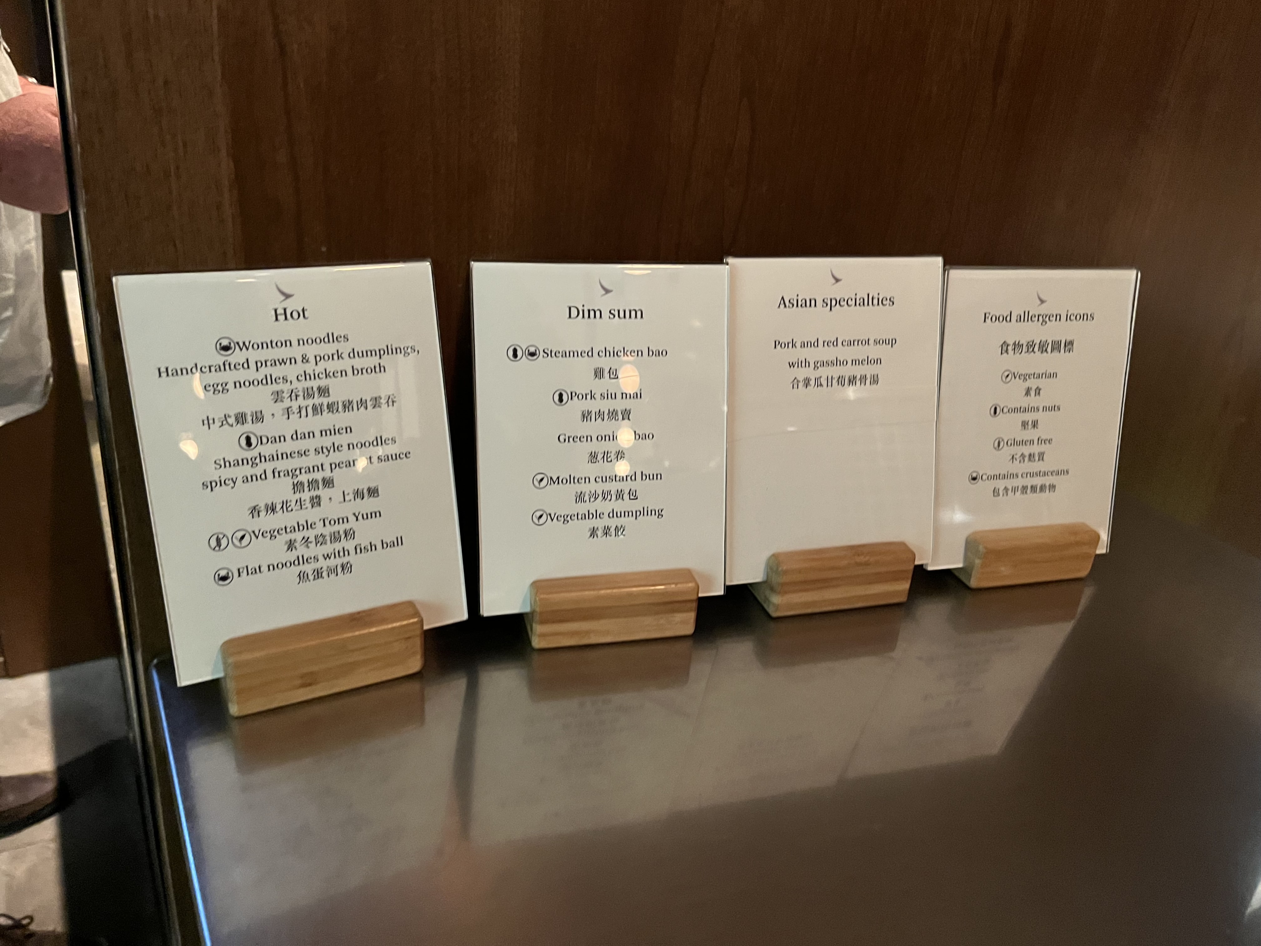 Neil Scrivener reviews Cathay Pacific's The Deck, in Hong Kong's International Airport (HKG).