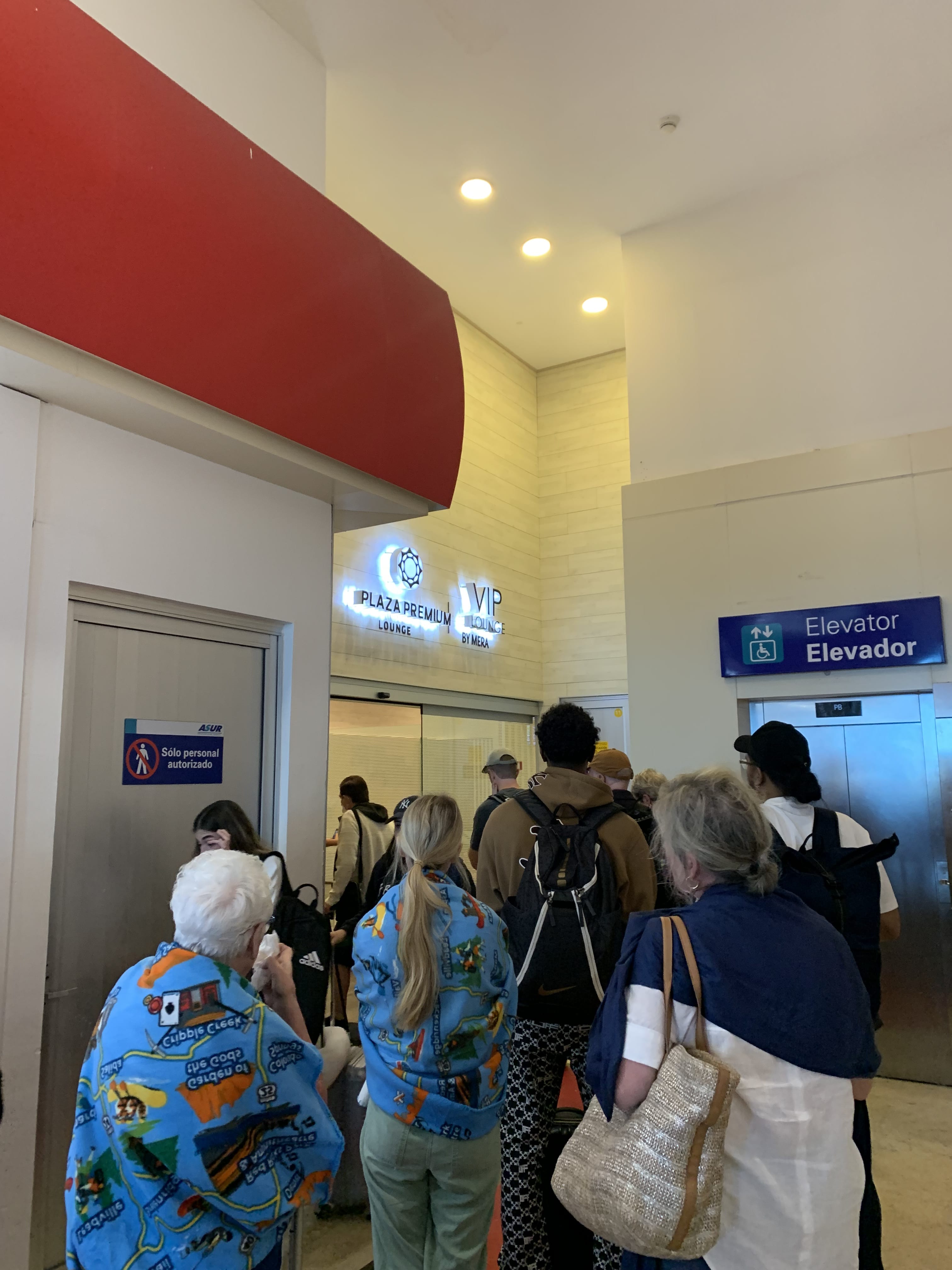 Neil Scrivener reviews the Mera VIP Lounge and Plaza Premium Lounge in Cancun International Airport in Mexico.