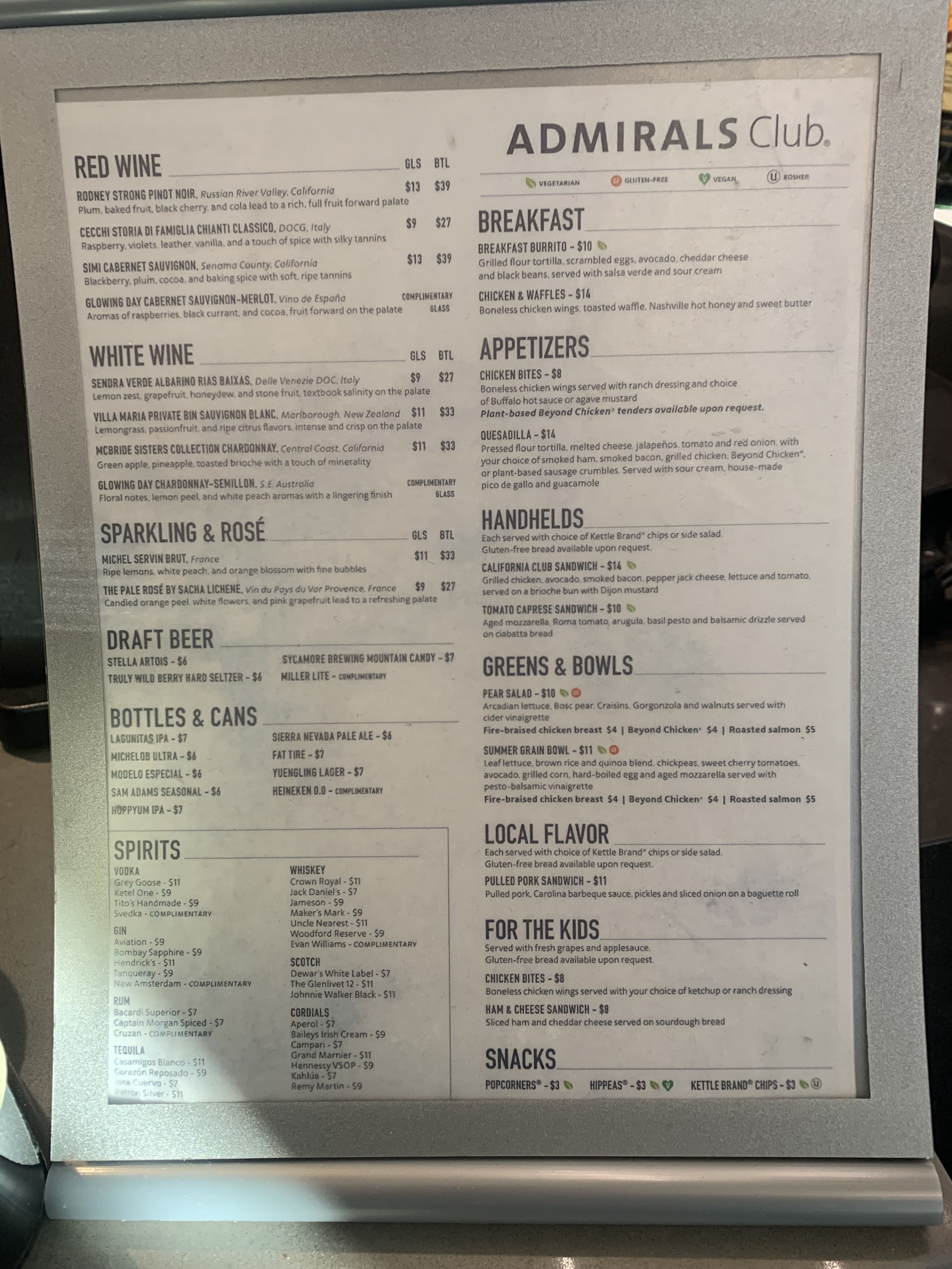 Neil Scrivener reviews the American Airlines Admirals Club in Charlotte's Douglas International Airport (CLT), in Concourse B.