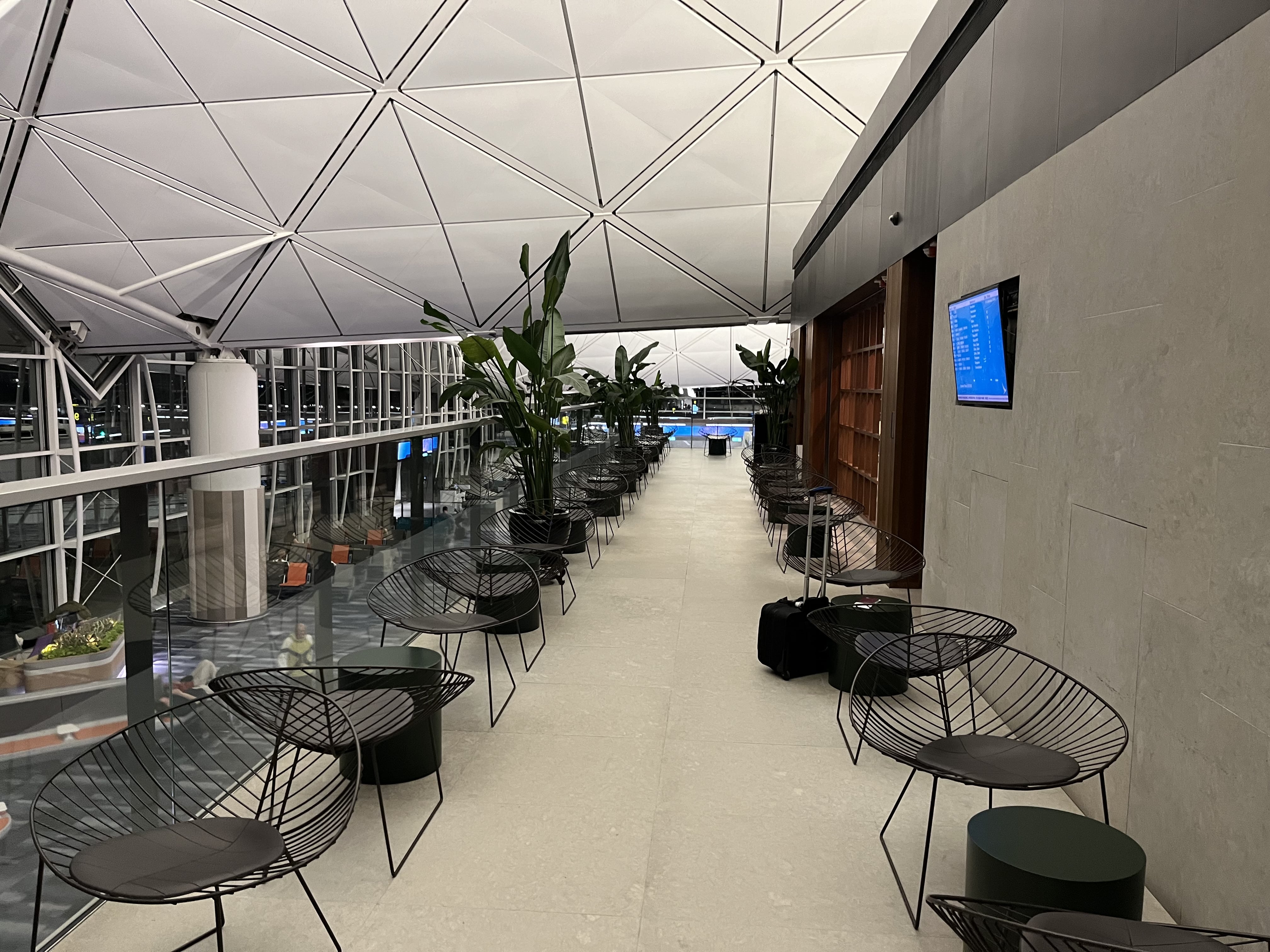 Neil Scrivener reviews Cathay Pacific's The Deck, in Hong Kong's International Airport (HKG).