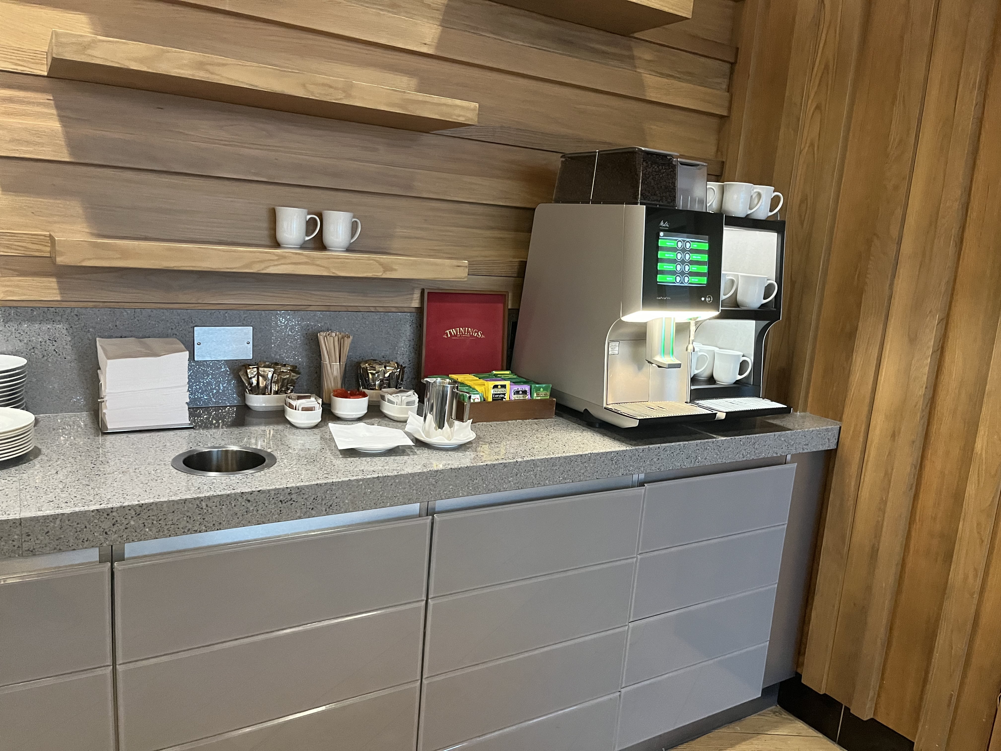 ✈️ Aer Lingus Lounge at Heathrow Terminal 2 – A hidden gem or just another airline lounge? 🛋️ With comfortable seating, a variety of food options, and a relaxed atmosphere, this lounge provides a solid pre-flight experience. 🍽️✨ While it may not be the most extravagant, it offers a decent place to unwind. Does it stand out, or is it just another stop? ✨