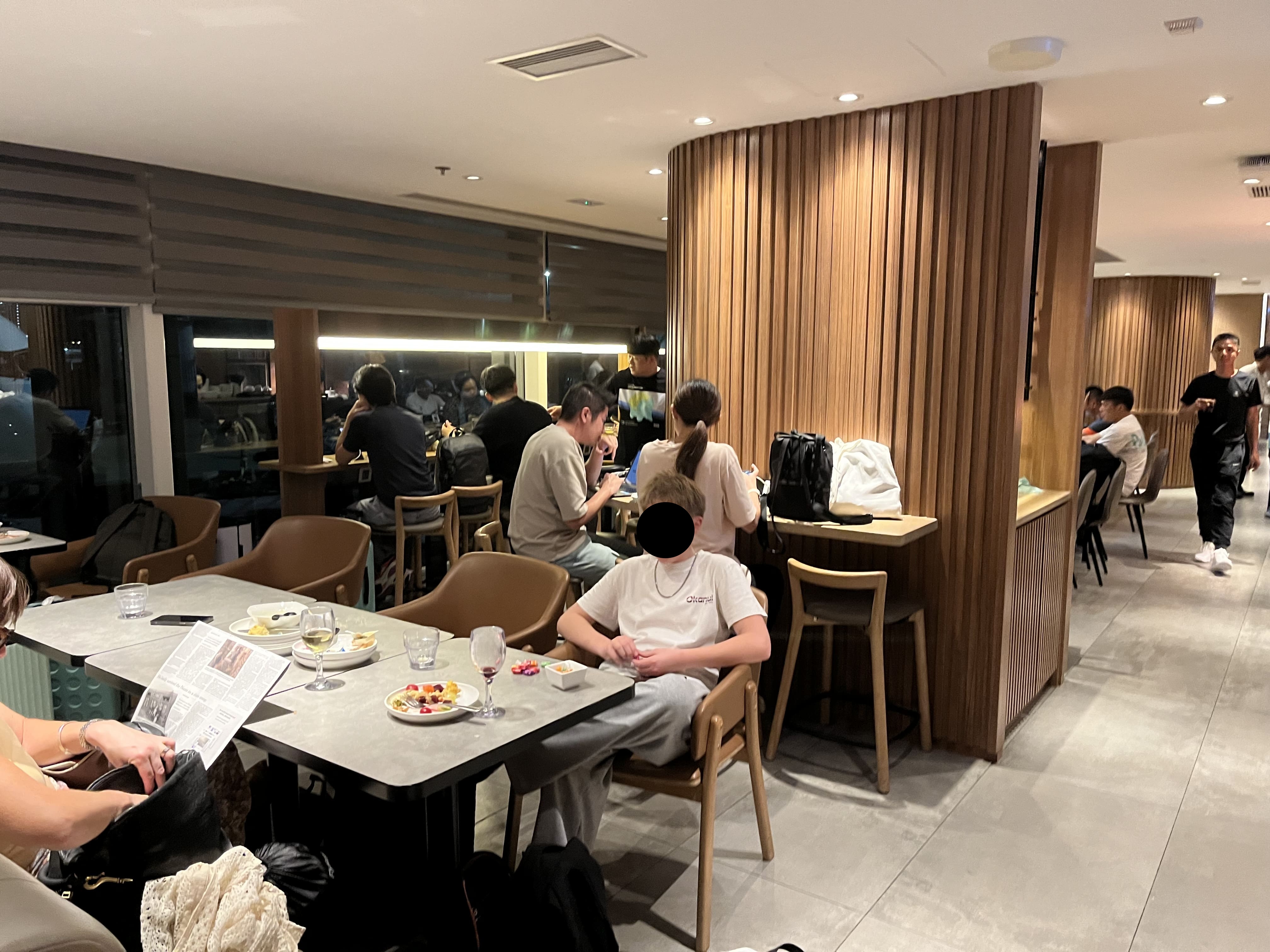Neil Scrivener reviews the Plaza Premium Lounge by Gate 35 in Hong Kong's International Airport (HKG).