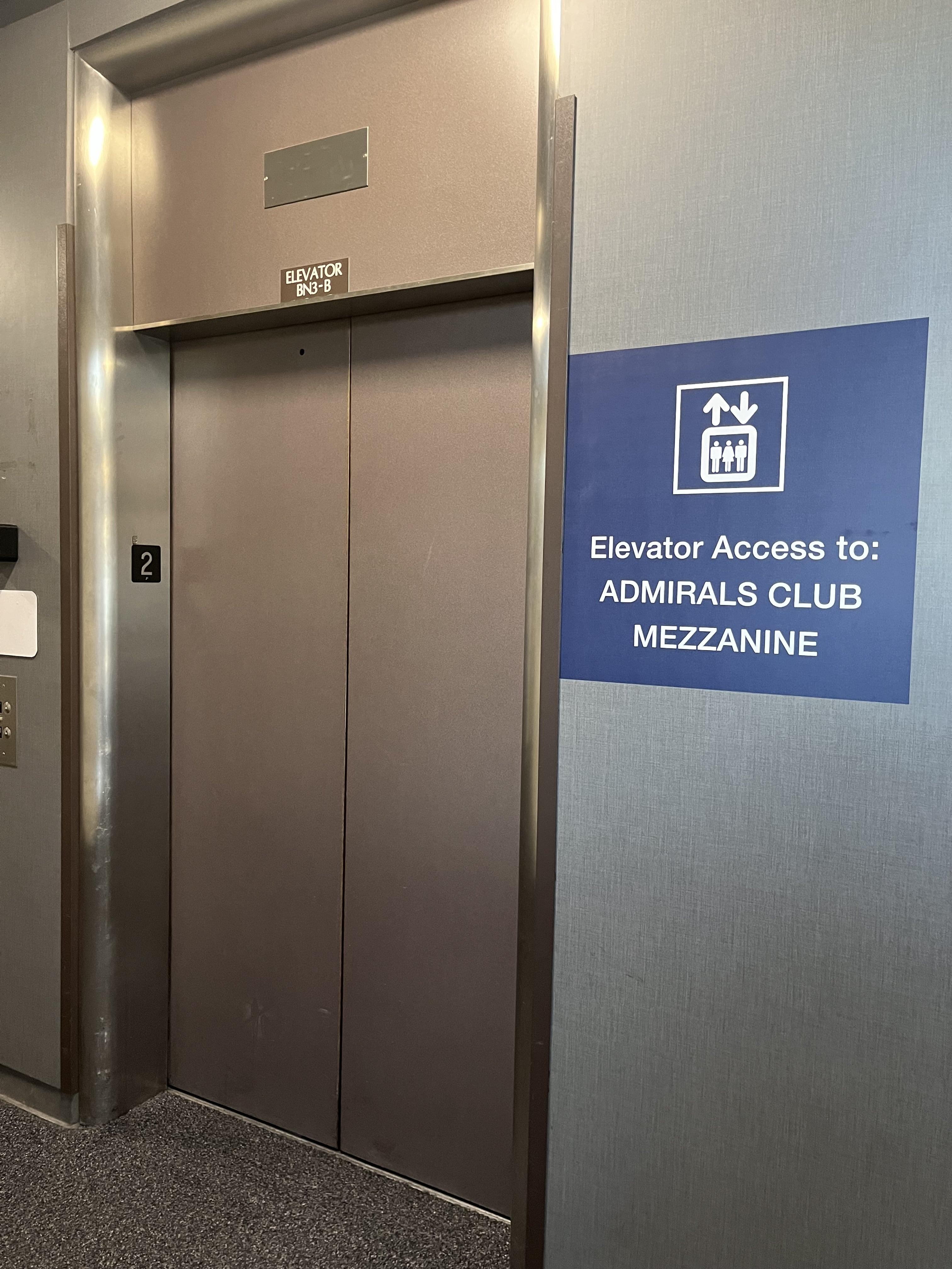 Neil Scrivener reviews the American Airlines Admirals Club in Concourse B of Phoenix Sky Harbor International Airport's Terminal 4 (PHX).