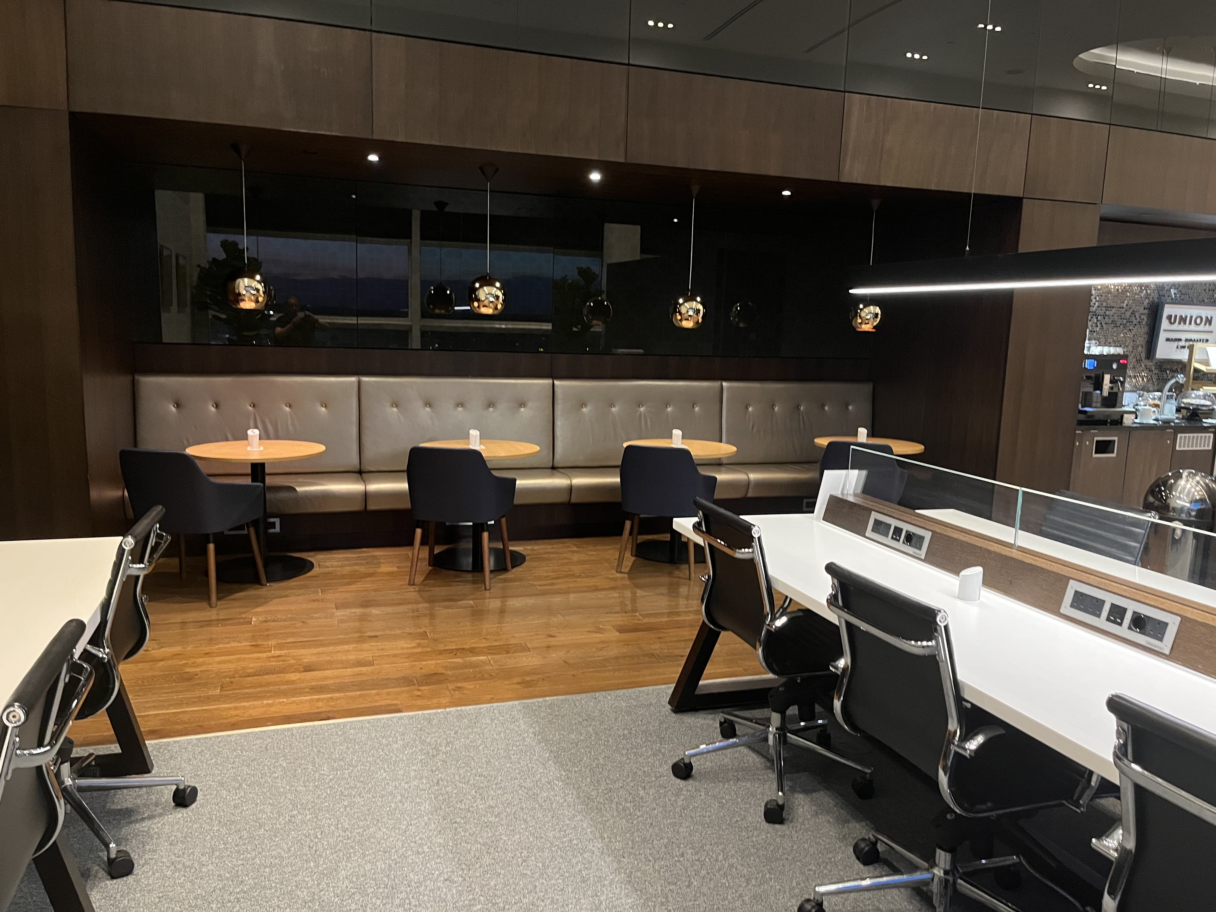 Neil Scrivener reviews the British Airways First and Business Class at Gatwick Airport's South Terminal - available to Club World and OneWorld passengers.