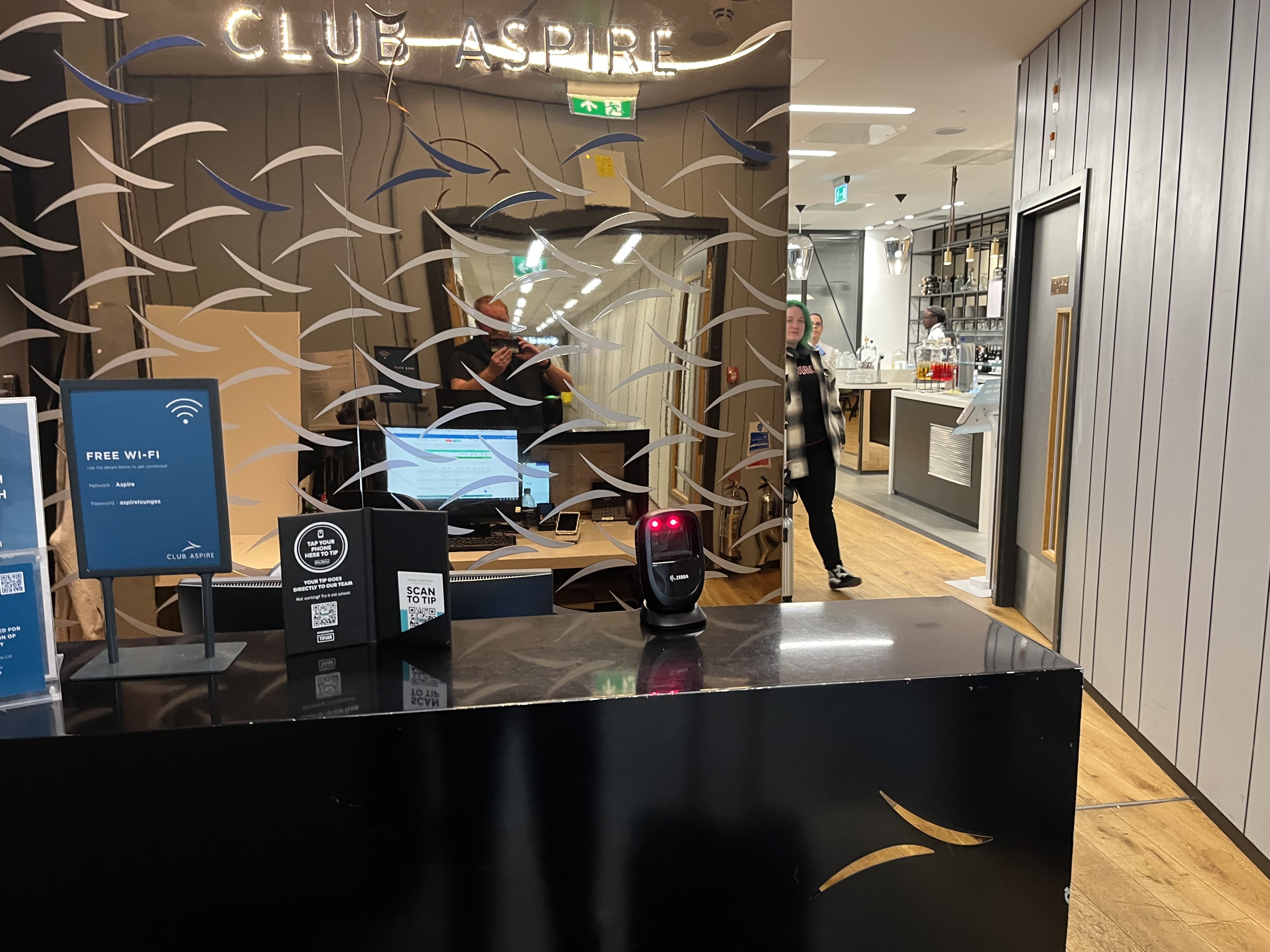 Neil Scrivener reviews the Aspire Club airport lounge in Gatwick's South Terminal. Available to Priority Pass and American Express Platinum Card holders.