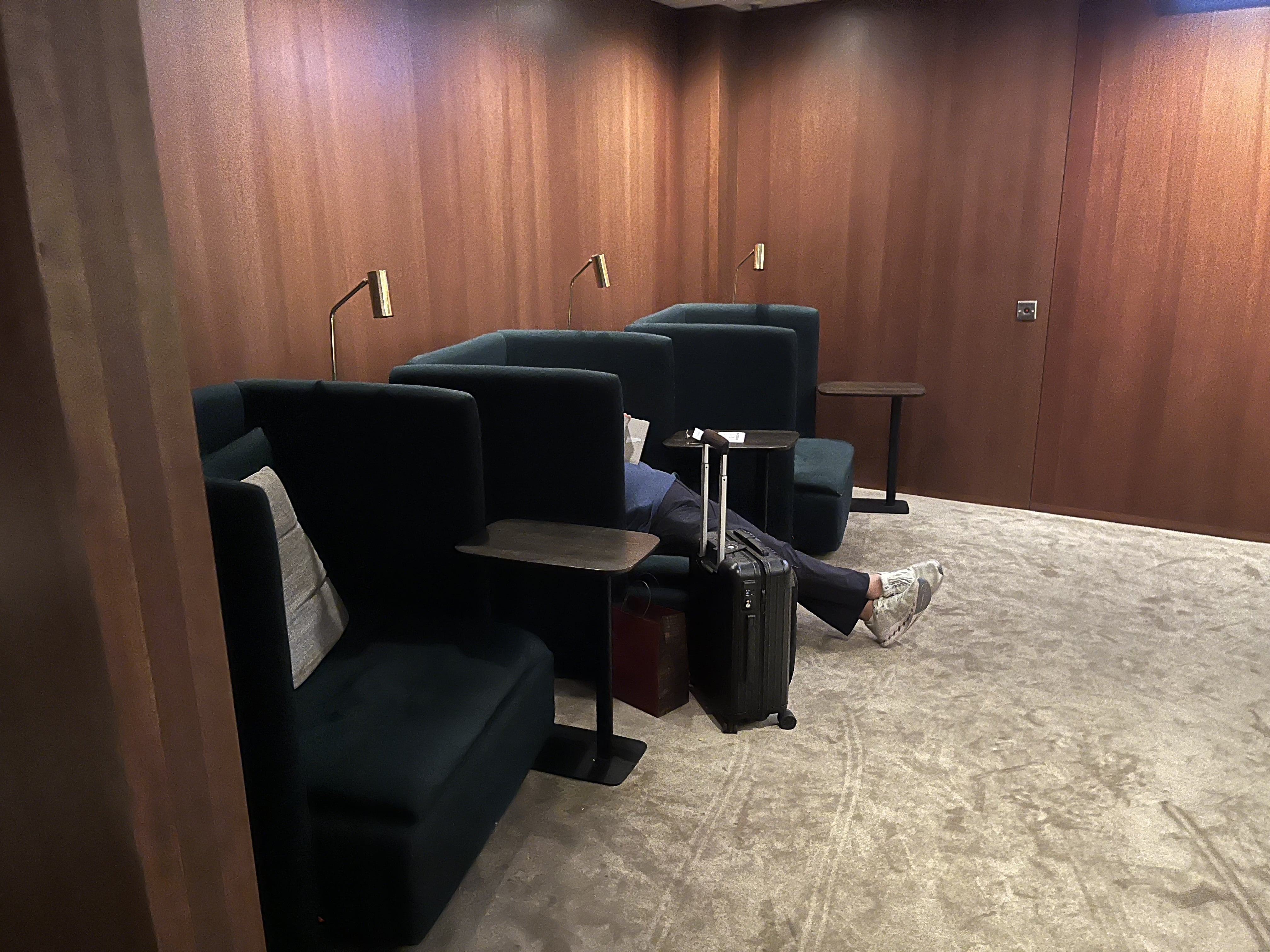 Neil Scrivener reviews Cathay Pacific's The Deck, in Hong Kong's International Airport (HKG).