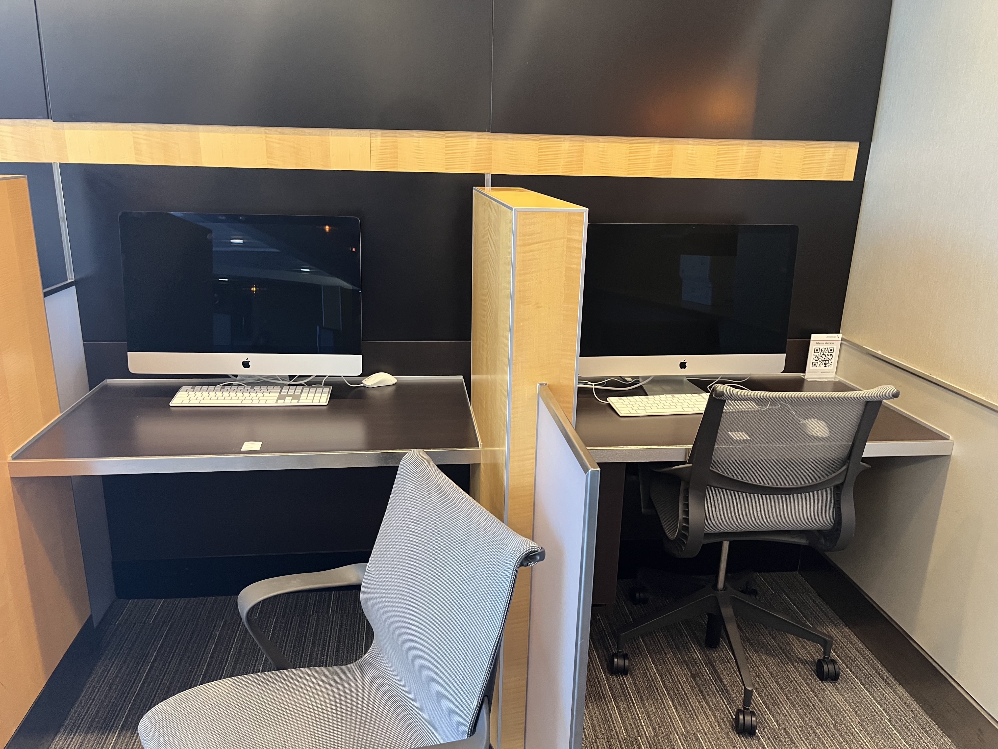 Neil Scrivener reviews the American Airlines Admirals Club JFK's Terminal 8. John F Kennedy Airport, New York - open to OneWorld members.