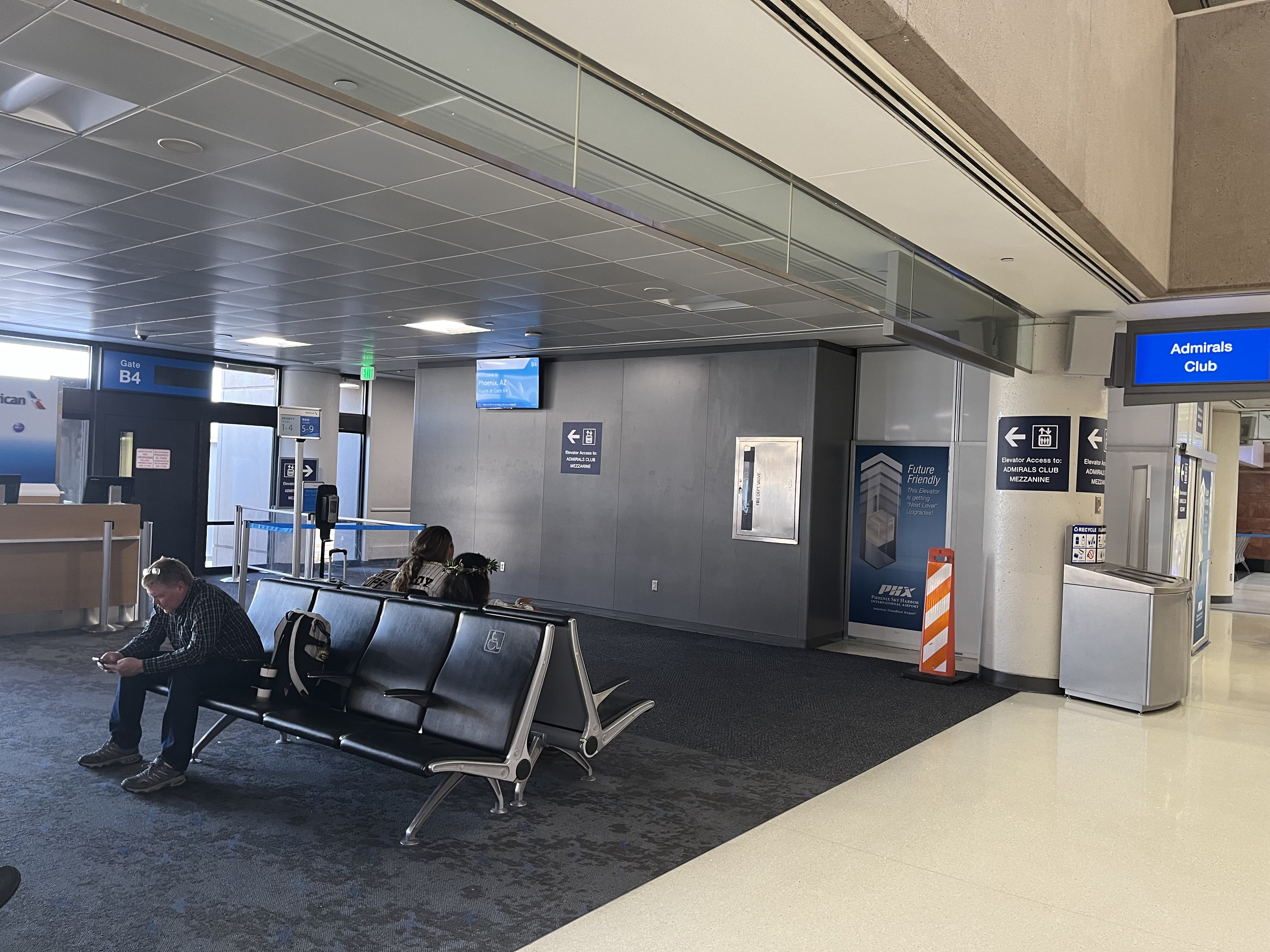 Neil Scrivener reviews the American Airlines Admirals Club in Concourse B of Phoenix Sky Harbor International Airport's Terminal 4 (PHX).