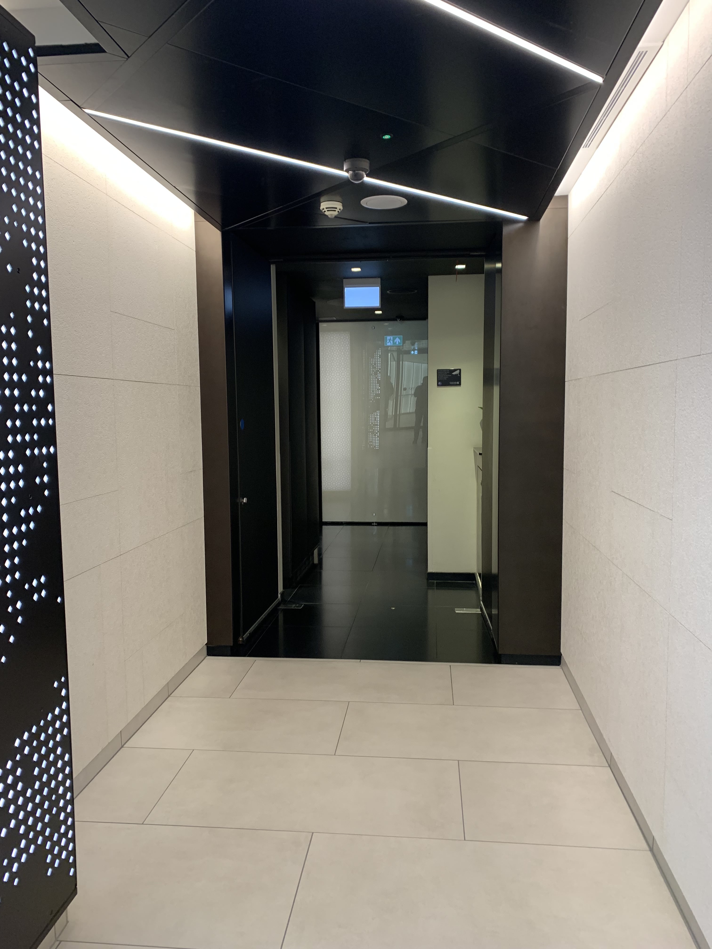 Neil Scrivener reviews the Qatar Airways Premium Lounge, in Heathrow's Terminal 4 - accessed through flying First or Business Class.