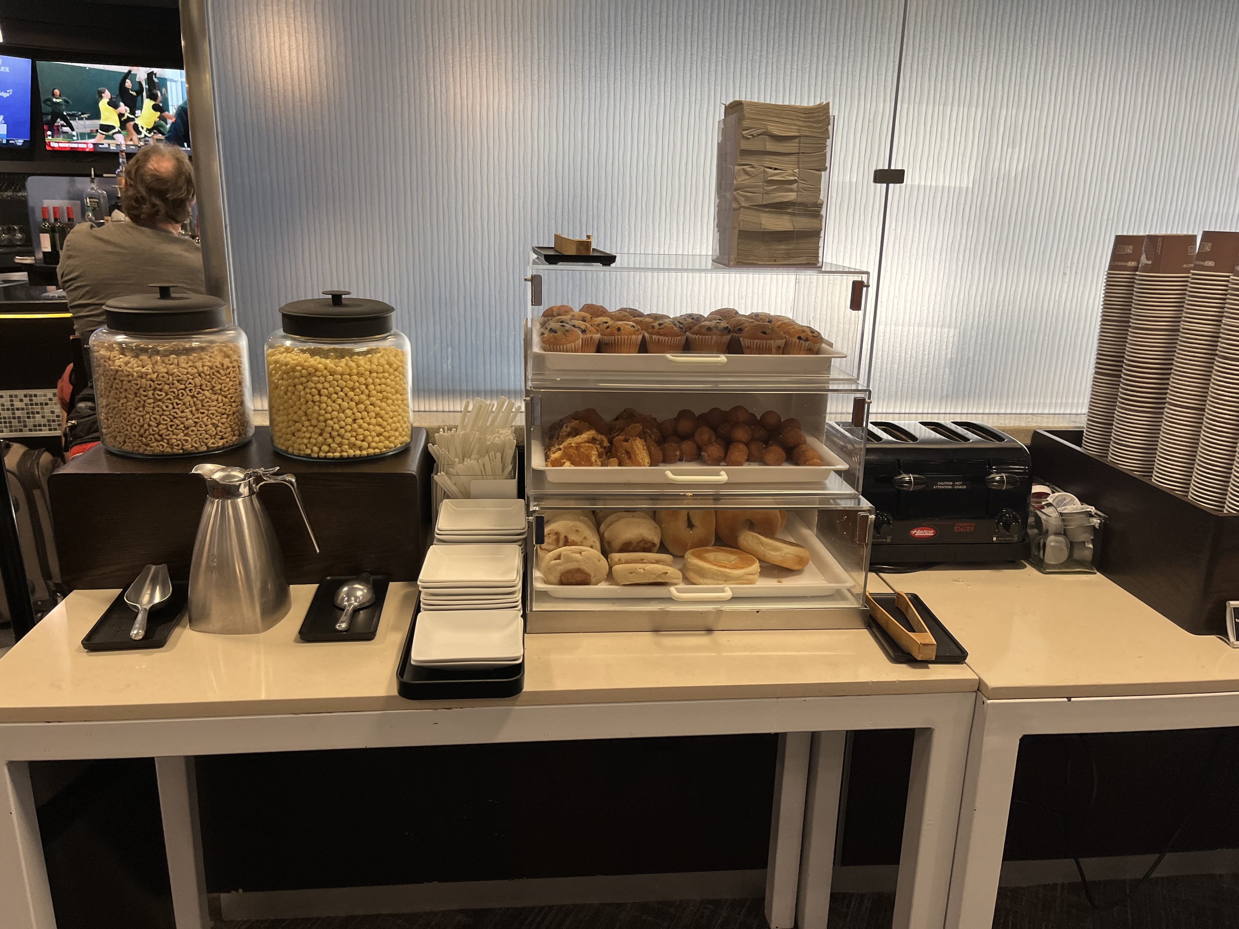 Neil Scrivener reviews the American Airlines Admirals Club in Concourse B of Phoenix Sky Harbor International Airport's Terminal 4 (PHX).