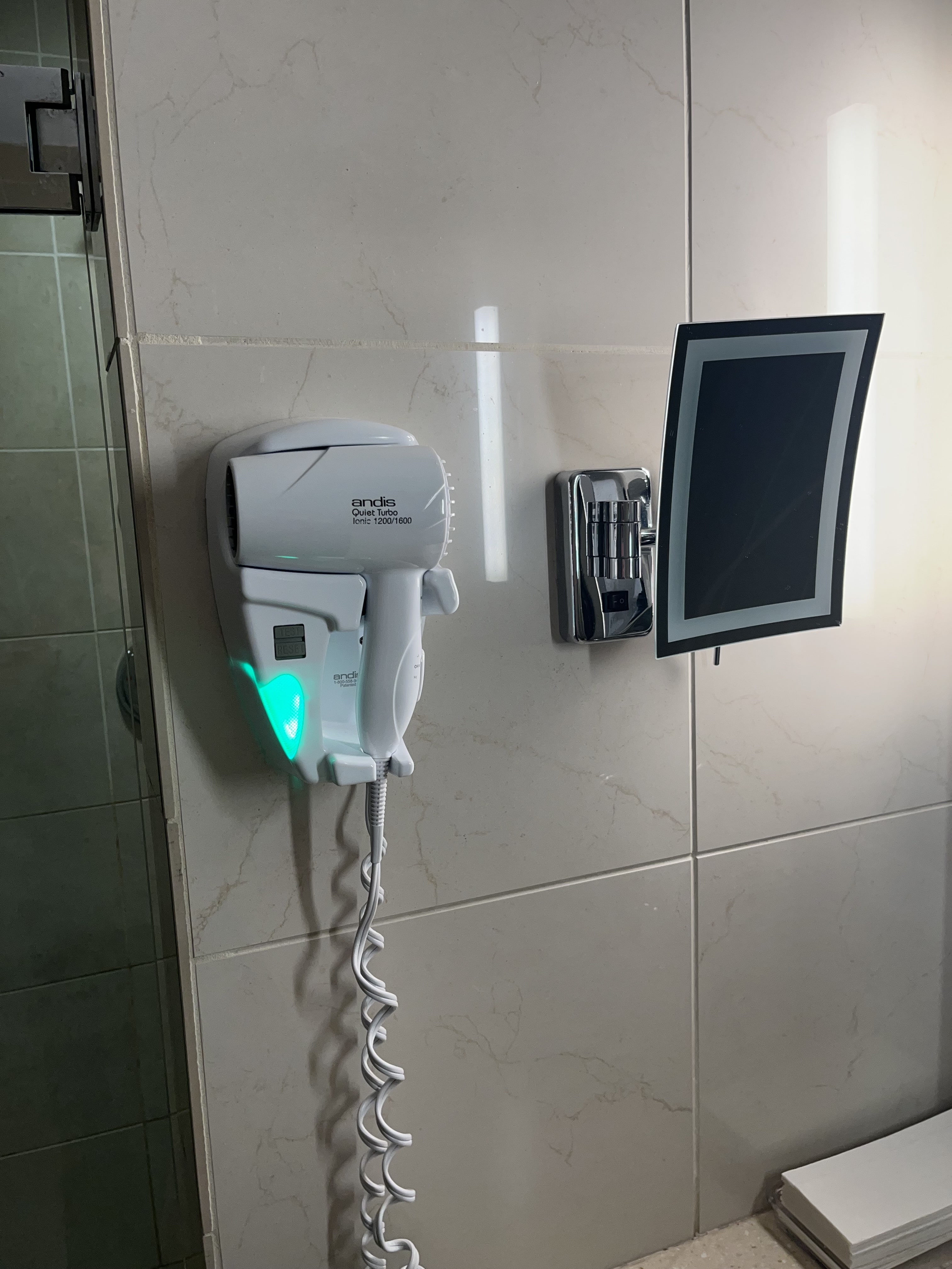 Neil Scrivener reviews the American Airlines Admirals Club JFK's Terminal 8. John F Kennedy Airport, New York - open to OneWorld members.