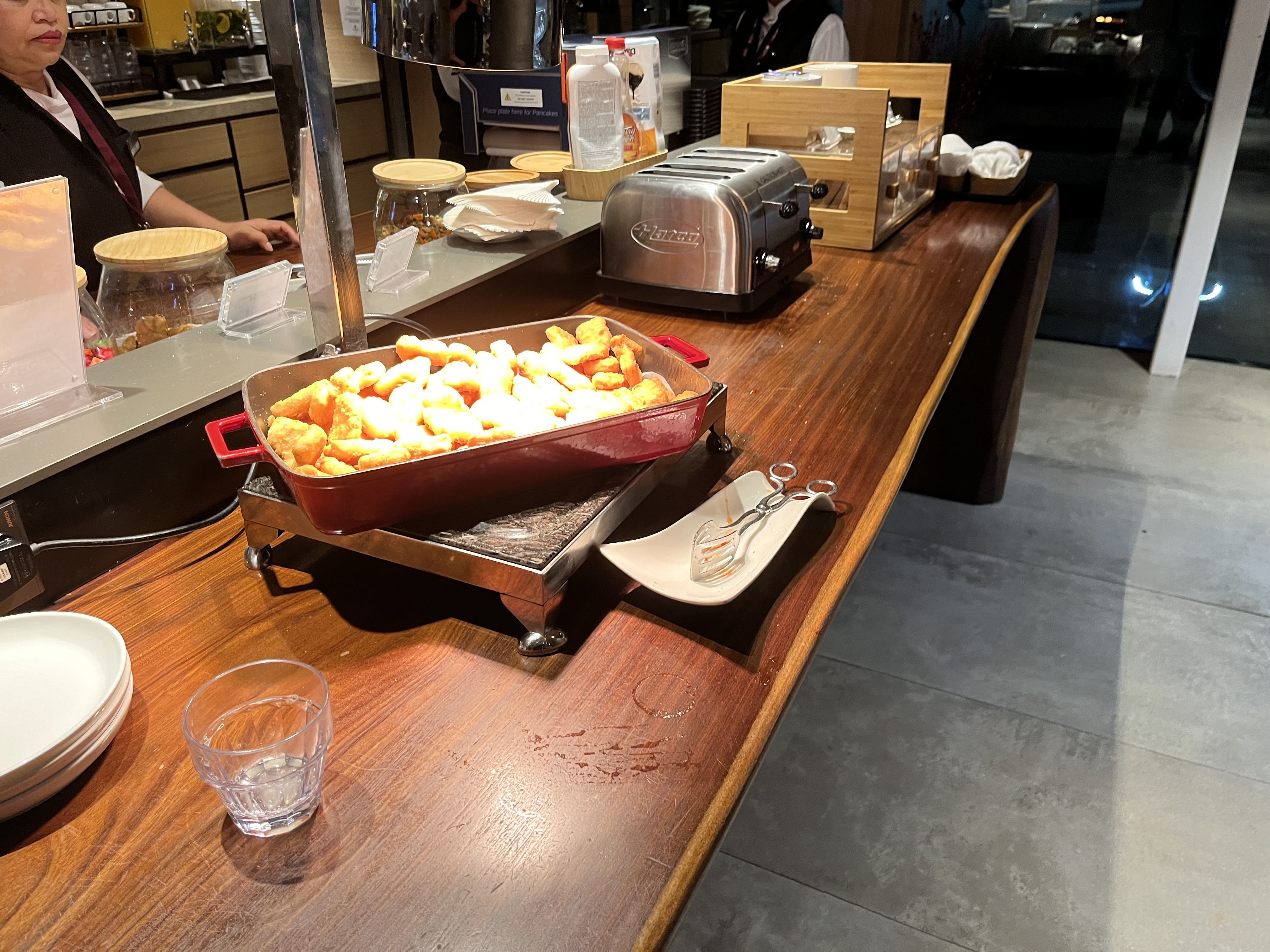 Neil Scrivener reviews the Plaza Premium Lounge by Gate 35 in Hong Kong's International Airport (HKG).