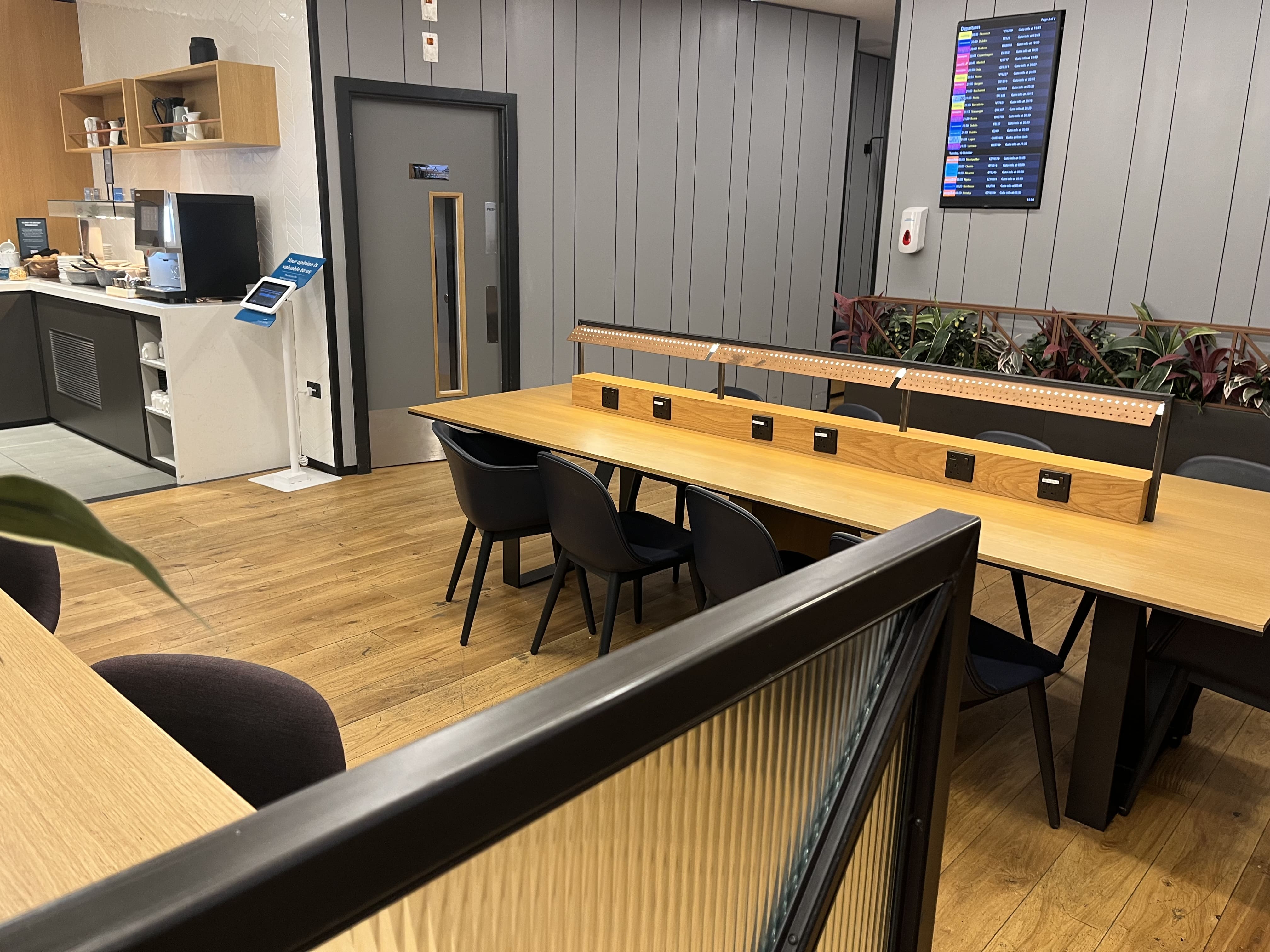 Neil Scrivener reviews the Aspire Club airport lounge in Gatwick's South Terminal. Available to Priority Pass and American Express Platinum Card holders.