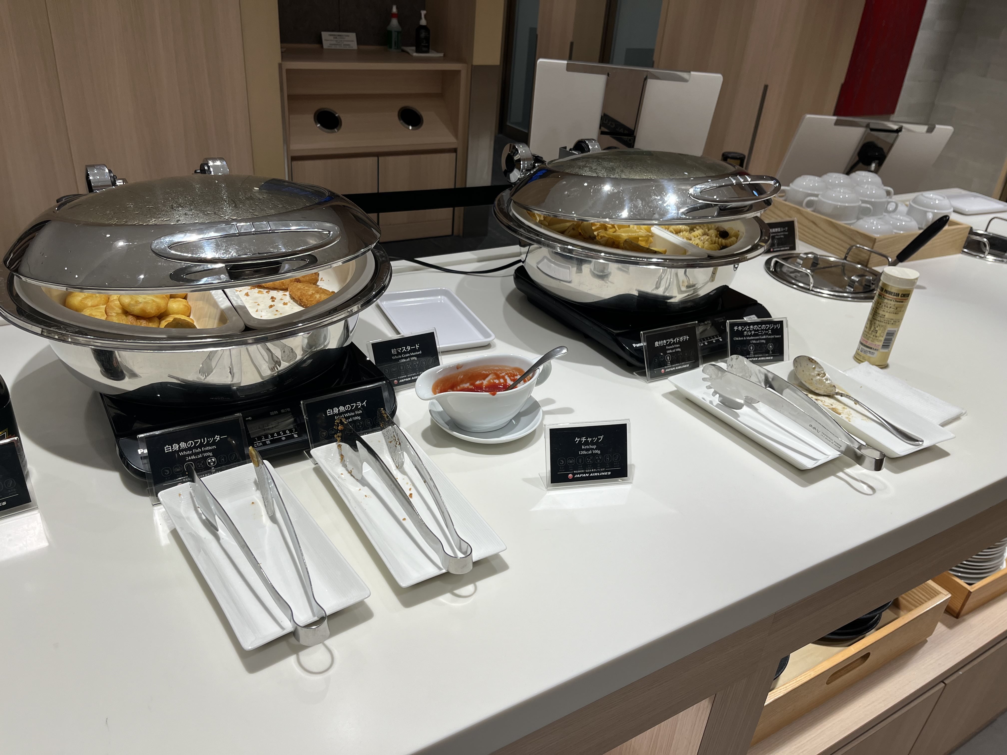 Neil Scrivener reviews the JAL Sakura Lounge (Business Class) in Terminal 3 of Tokyo's Haneda Airport, also available to OneWorld members.