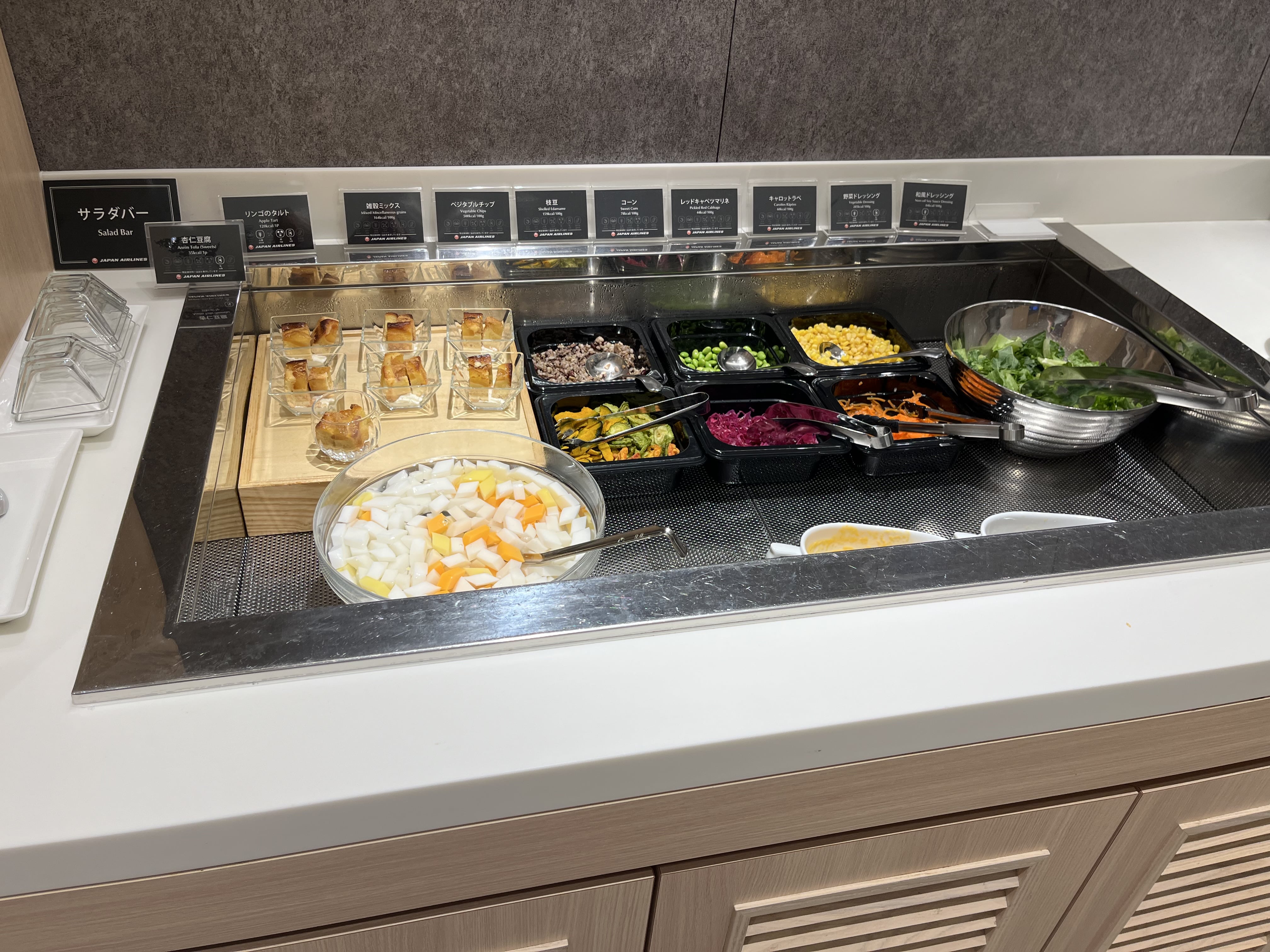 Neil Scrivener reviews the JAL Sakura Lounge (Business Class) in Terminal 3 of Tokyo's Haneda Airport, also available to OneWorld members.