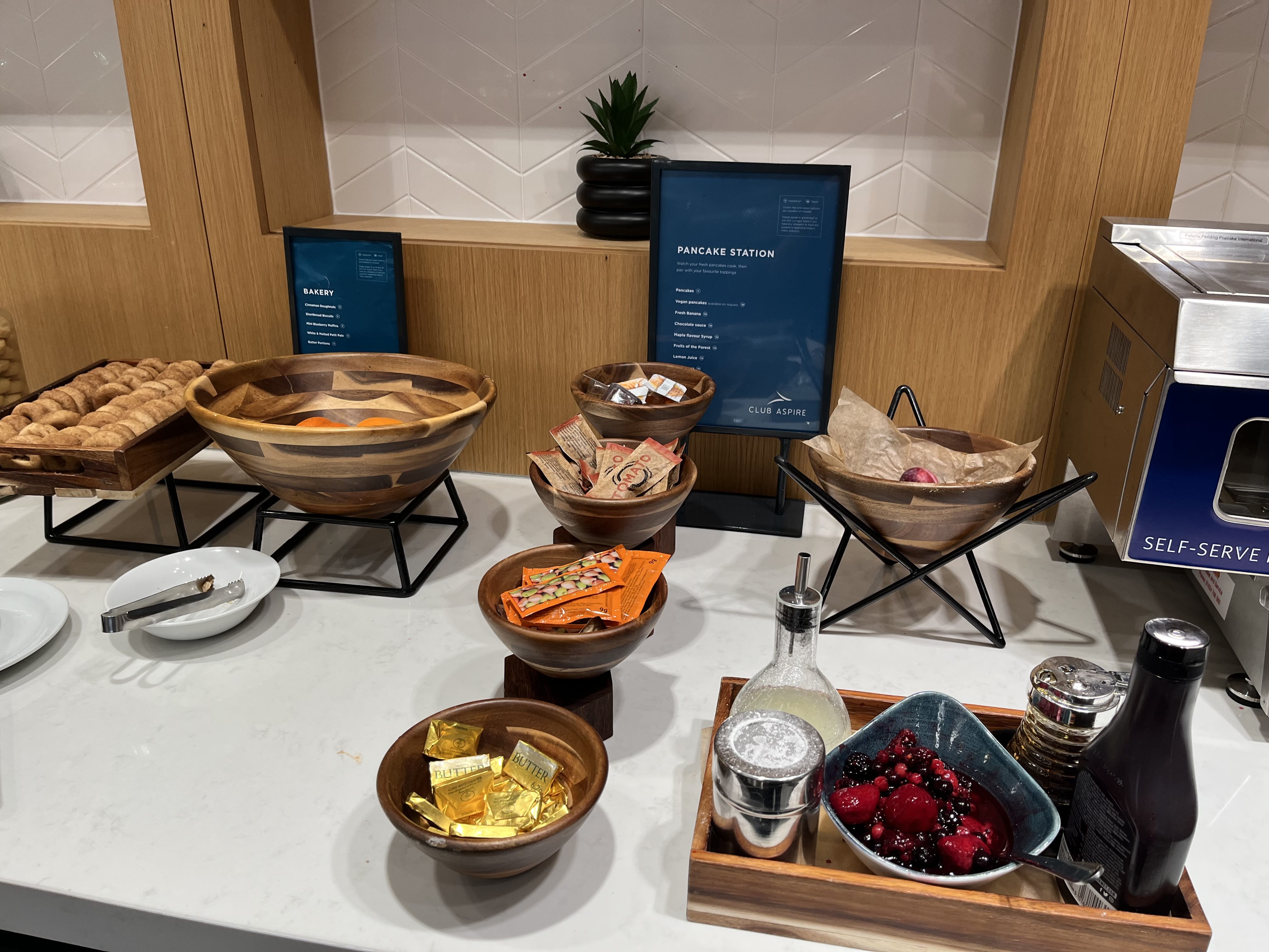 Neil Scrivener reviews the Aspire Club airport lounge in Gatwick's South Terminal. Available to Priority Pass and American Express Platinum Card holders.