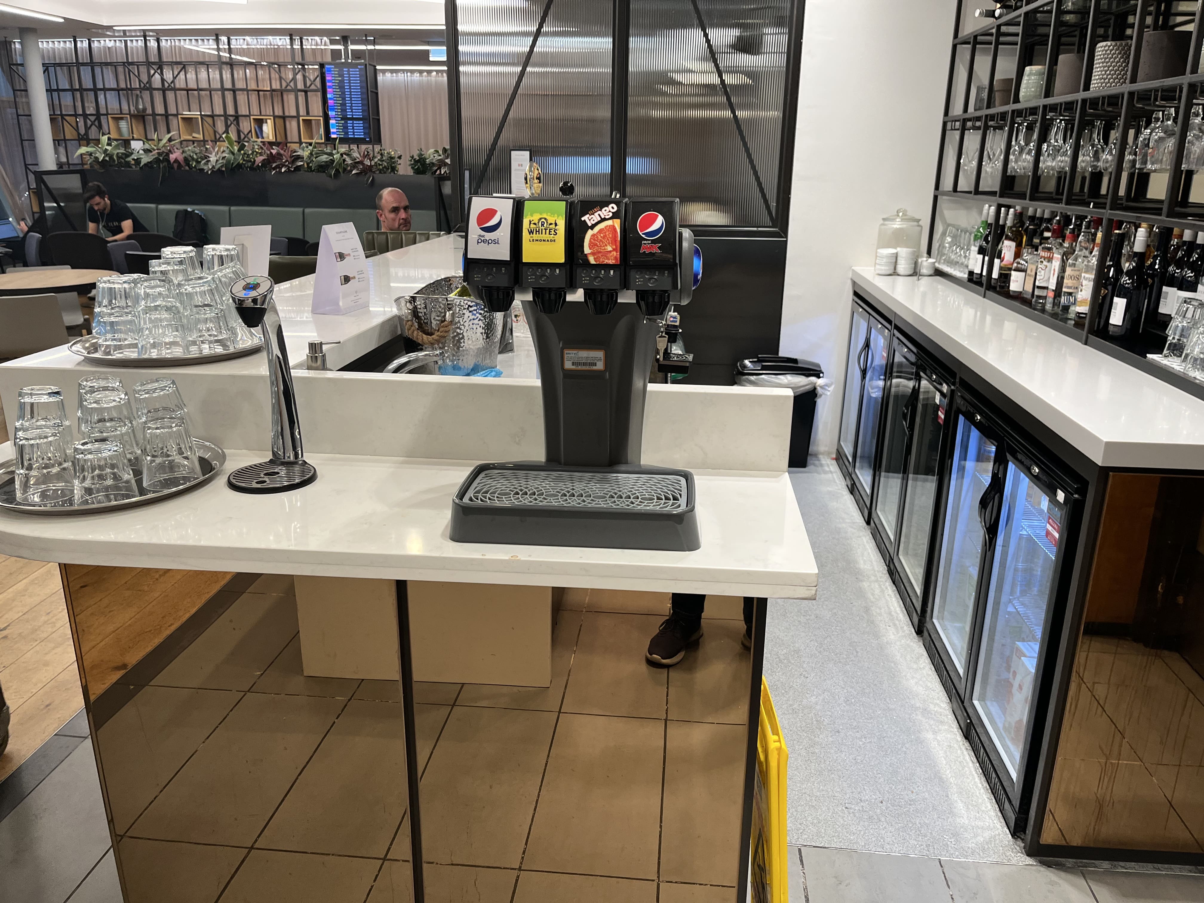 Neil Scrivener reviews the Aspire Club airport lounge in Gatwick's South Terminal. Available to Priority Pass and American Express Platinum Card holders.