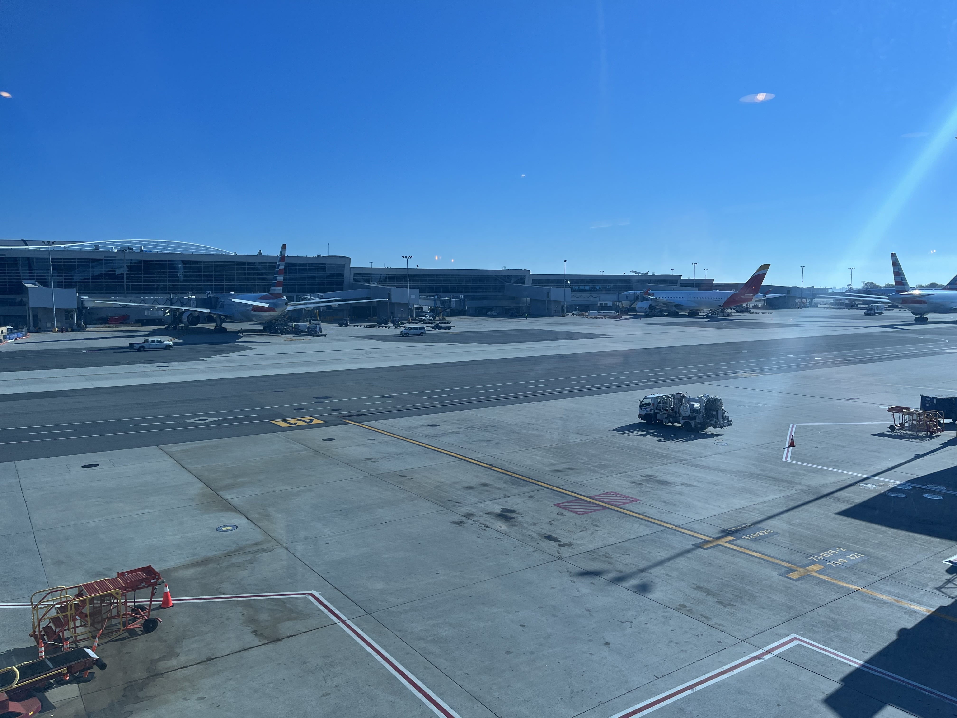 Neil Scrivener reviews the American Airlines Admirals Club JFK's Terminal 8. John F Kennedy Airport, New York - open to OneWorld members.