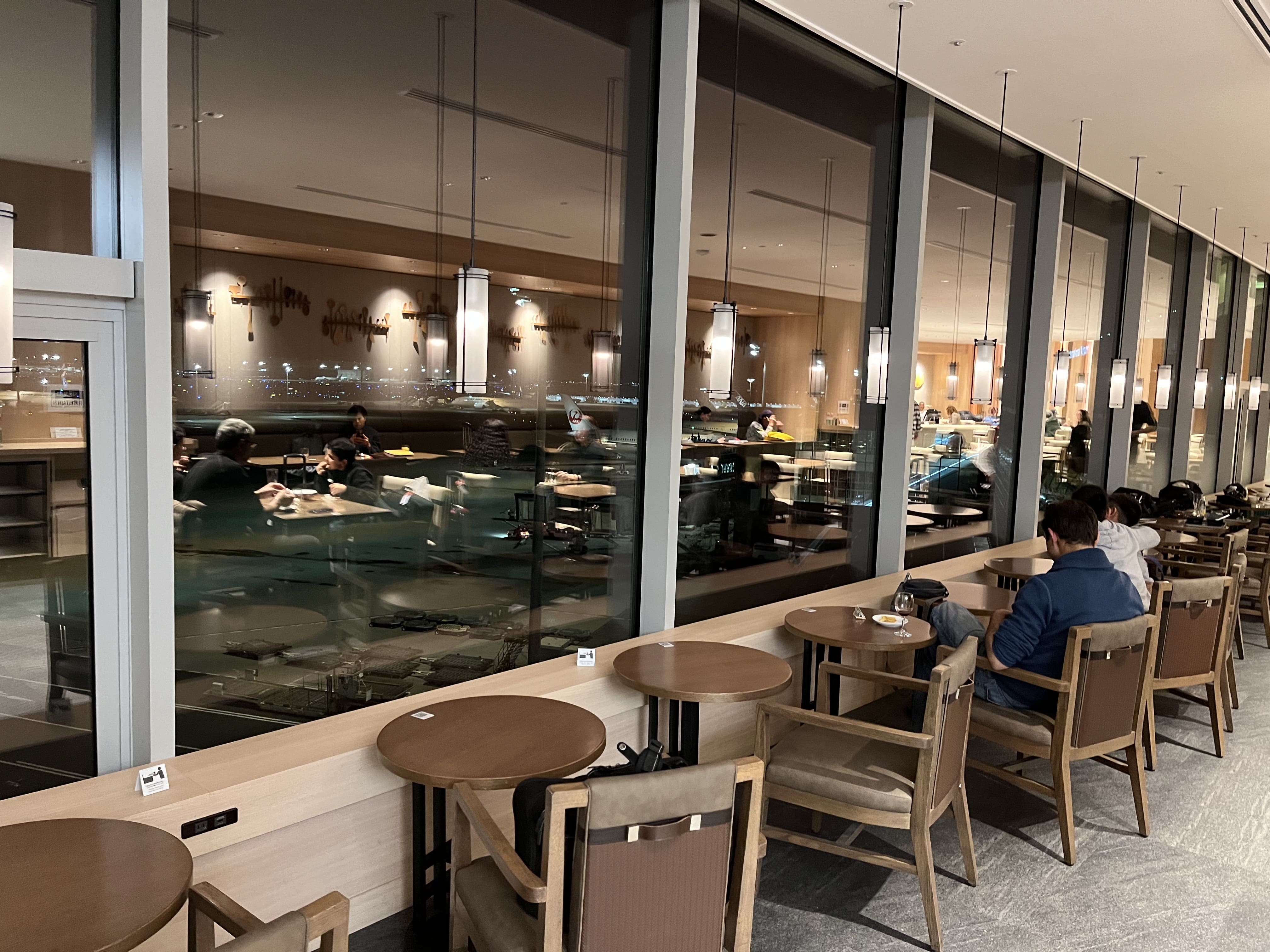 Neil Scrivener reviews the JAL Sakura Lounge (Business Class) in Terminal 3 of Tokyo's Haneda Airport, also available to OneWorld members.
