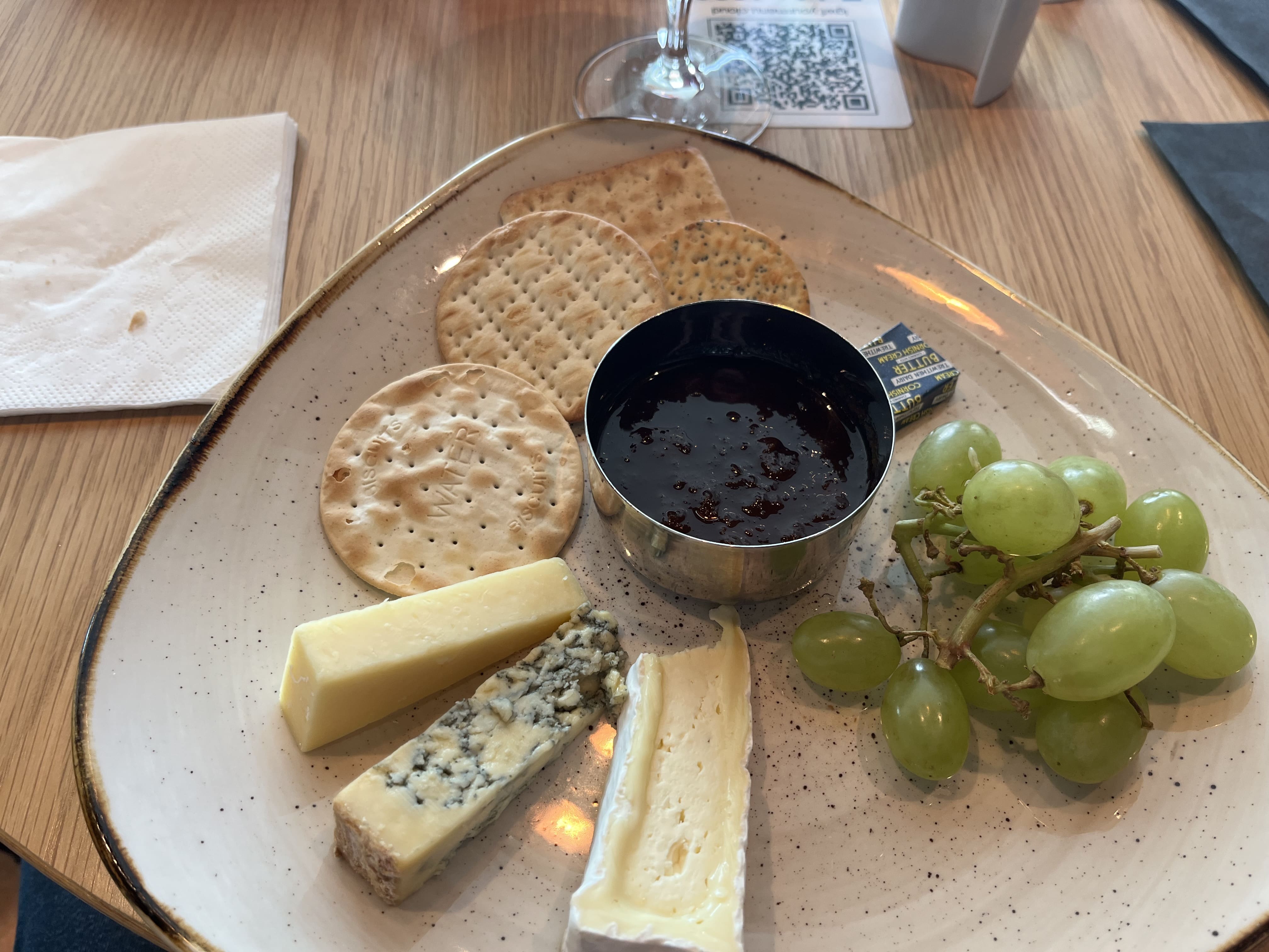 Neil Scrivener reviews the British Airways First and Business Class at Gatwick Airport's South Terminal - available to Club World and OneWorld passengers.