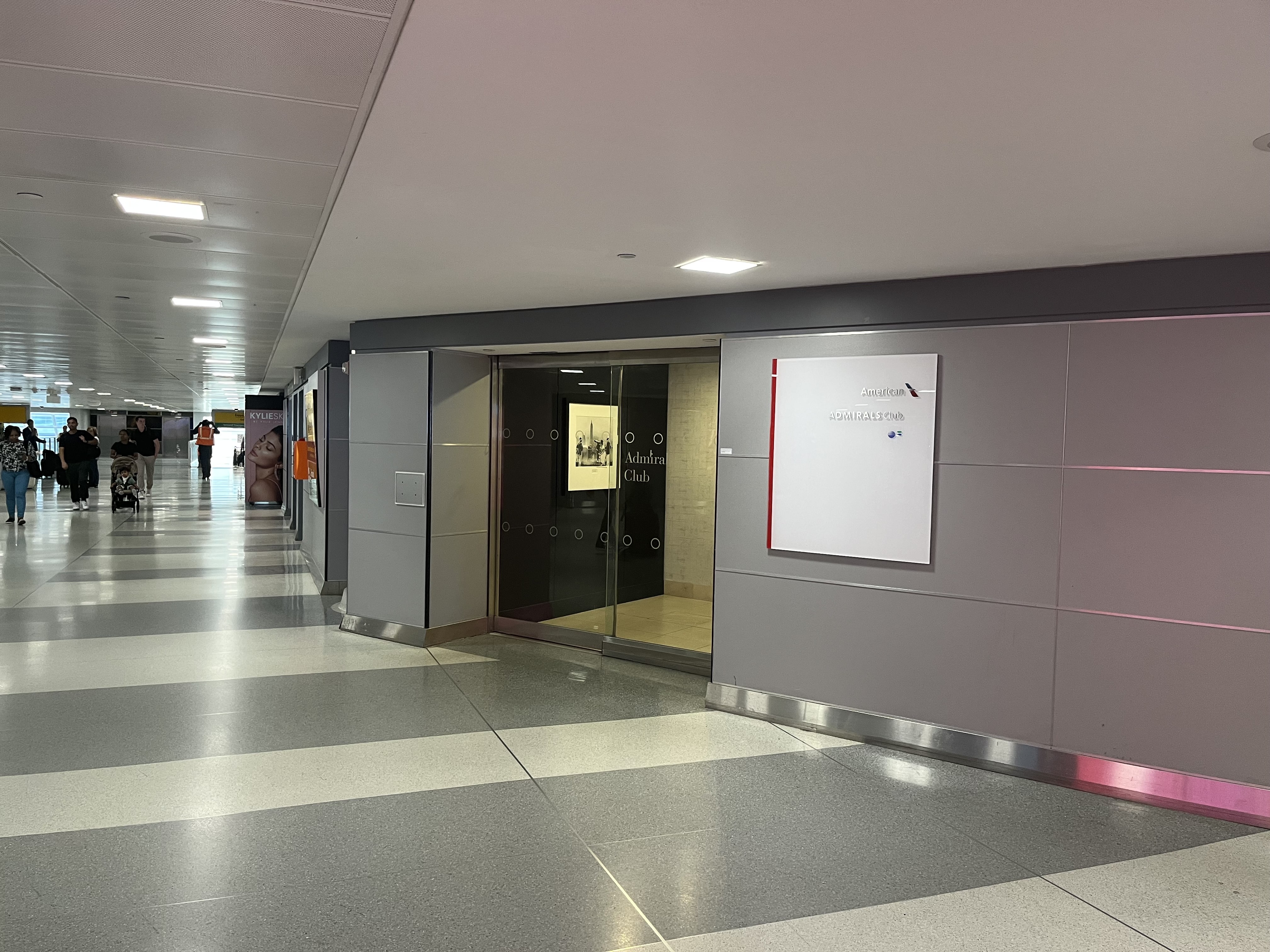 Neil Scrivener reviews the American Airlines Admirals Club JFK's Terminal 8. John F Kennedy Airport, New York - open to OneWorld members.