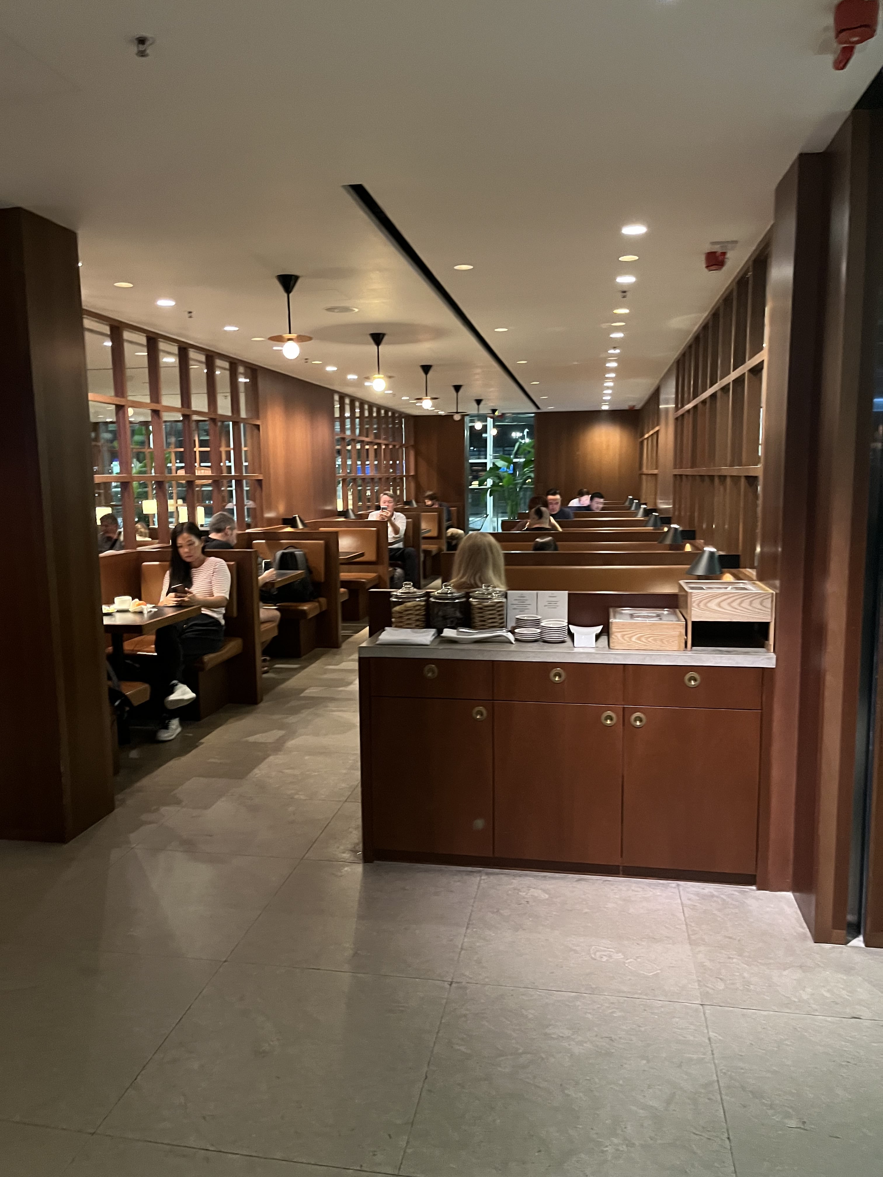 Neil Scrivener reviews Cathay Pacific's The Deck, in Hong Kong's International Airport (HKG).